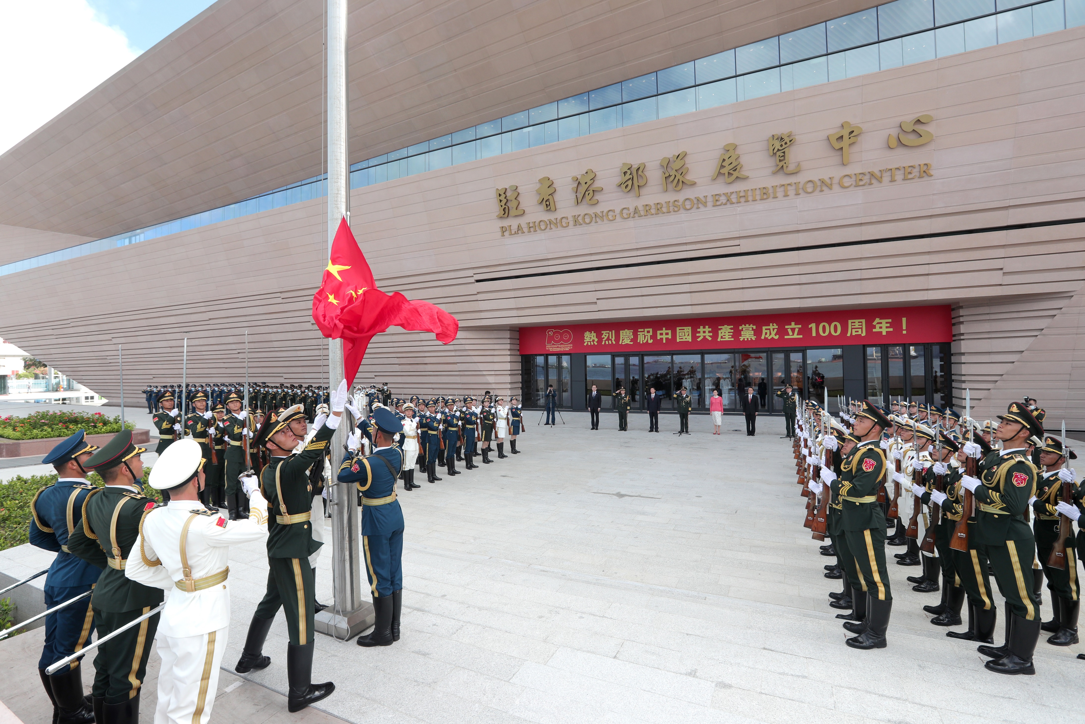 在中國共產黨成立100周年之際，駐香港部隊展覽中心開放啟動儀式，今日（8日）在昂船洲軍營隆重舉行，香港特別行政區行政長官林鄭月娥、中央駐港機構負責人、南部戰區和駐香港部隊有關領導，以及駐香港部隊官兵和香港愛國愛港人士代表參加並參觀展覽。（政府新聞處）