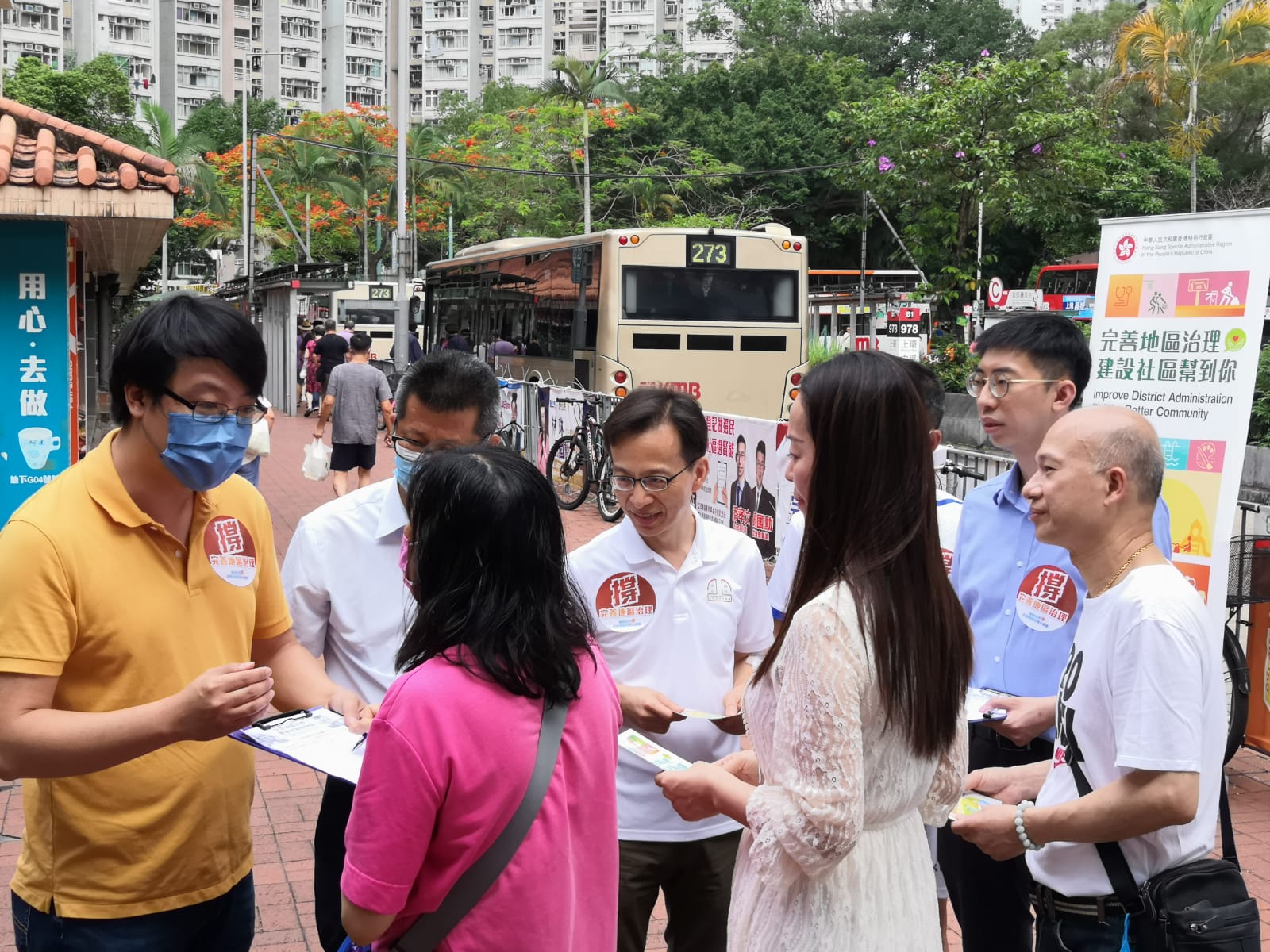 北區民政事務專員莊永桓與新社聯北區地區委員會主席溫和輝在粉嶺華明商場收集簽名。(受訪者提供)