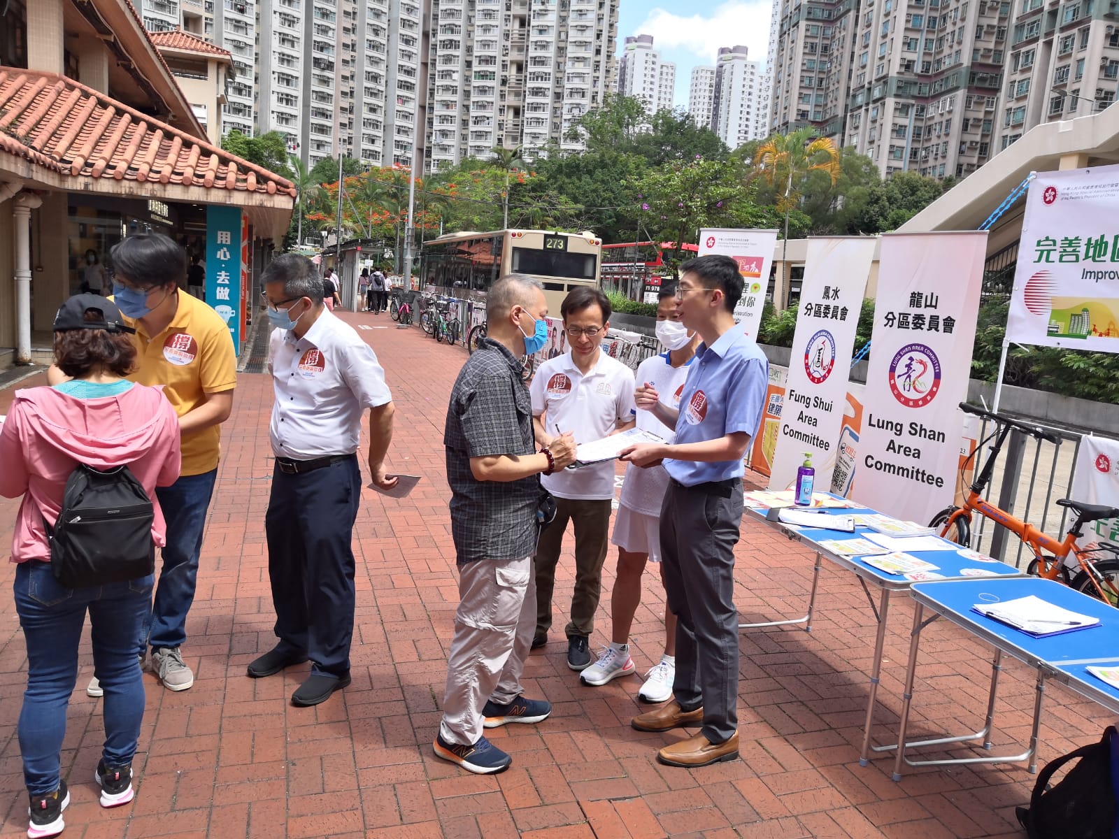 北區民政事務專員莊永桓與新社聯北區地區委員會主席溫和輝在粉嶺華明商場收集簽名。(受訪者提供)