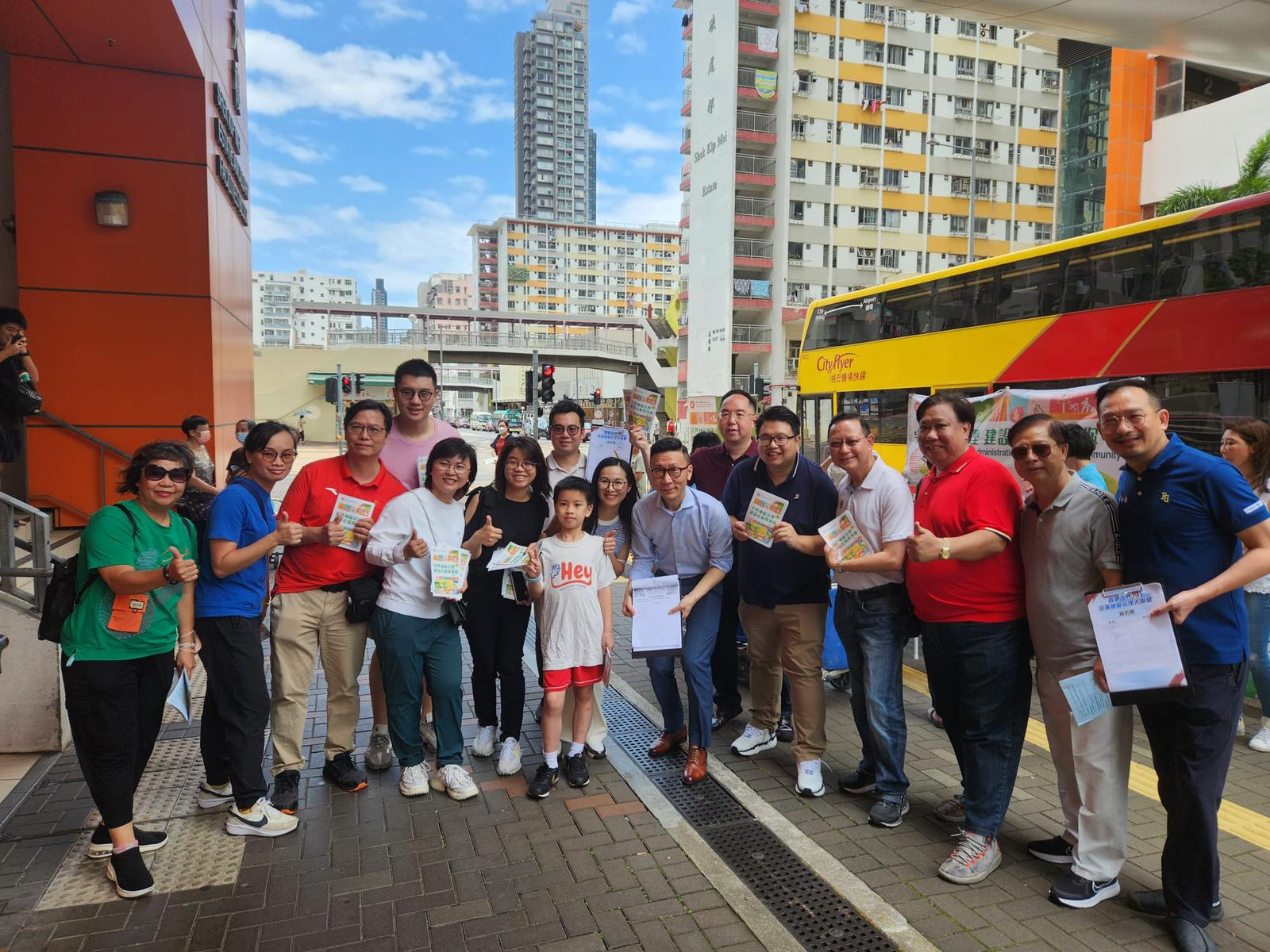 石硤尾地鐵站出口，深水埗民政事務專員黃昕然與多位「三會」成員開設街站。(受訪者提供)