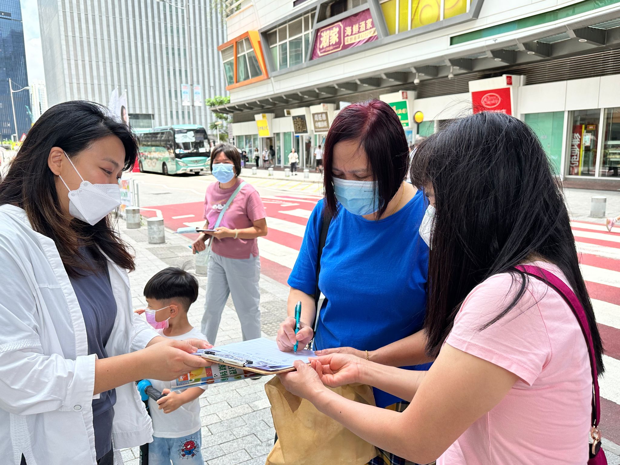 九龍城區議員梁婉婷正收集市民的簽名。(受訪者提供)