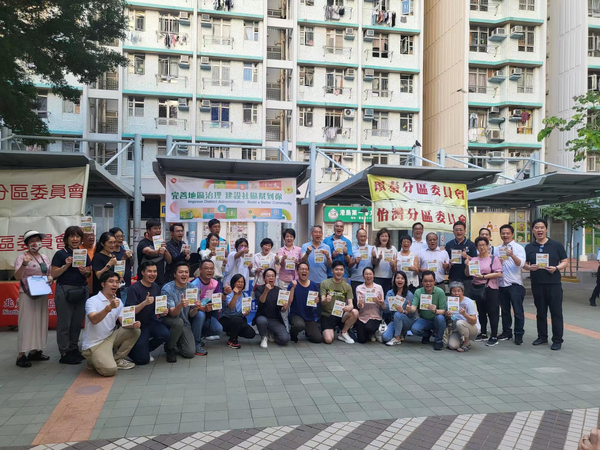 東區民政事務專員陳尚文與「三會」成員在東區的屋邨開設街站。(受訪者提供)