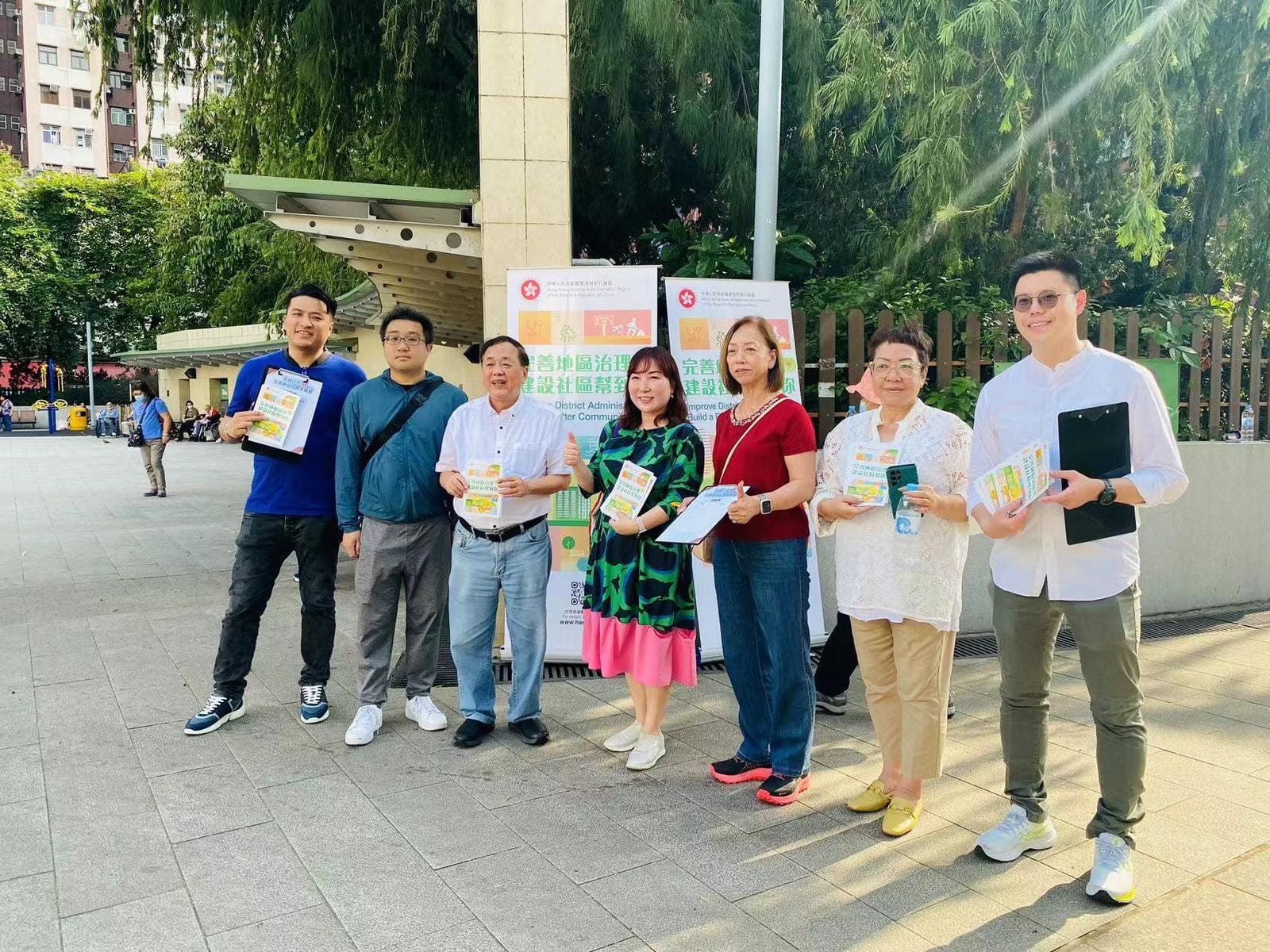 屯門民政事務專員馮雅慧、各「三會」主席及委員向公眾收集簽名。(受訪者提供)