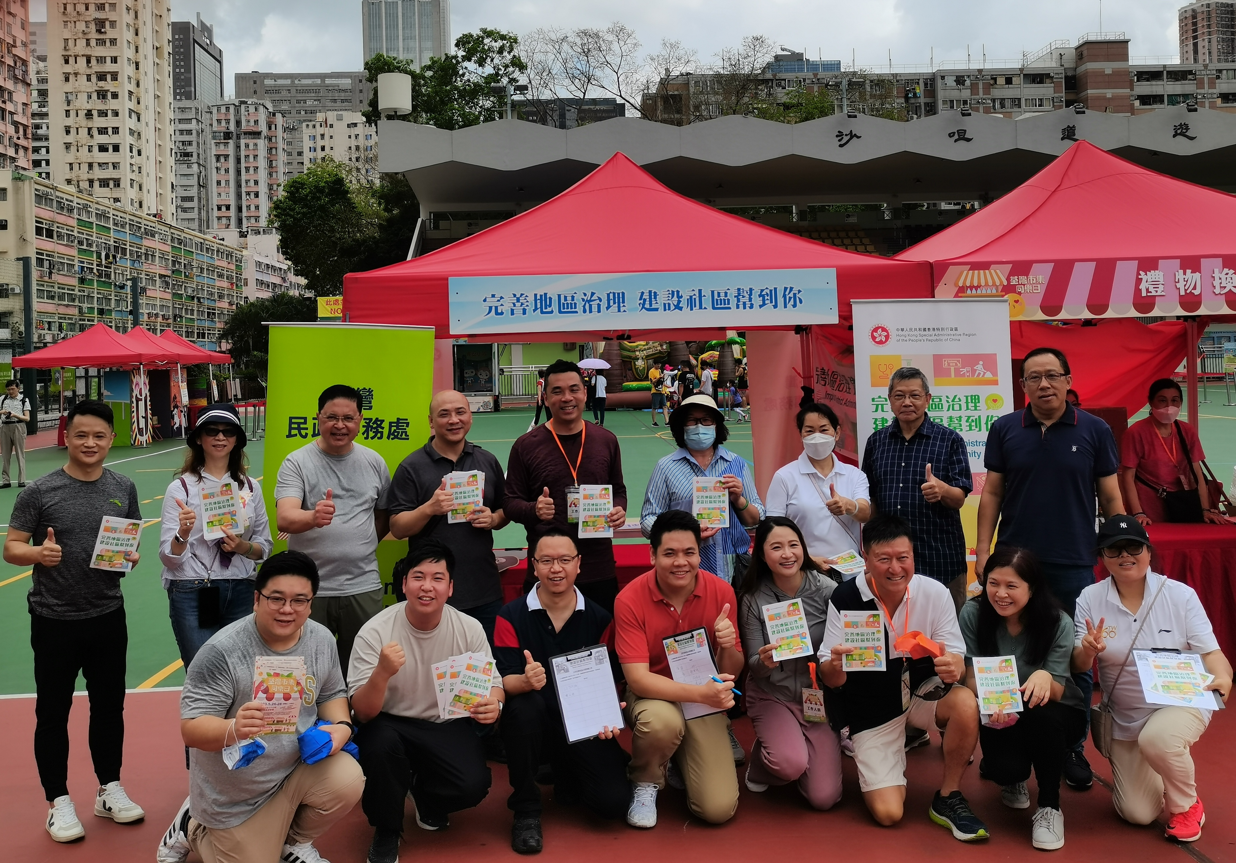 荃灣中心關愛隊今日在荃灣沙咀道遊樂場「荃灣市集同樂日」，協助宣傳地區治理，荃灣區防火委員會主席黃偉傑、荃灣西分區委員會主席鄭彩蓮出席。(受訪者提供)