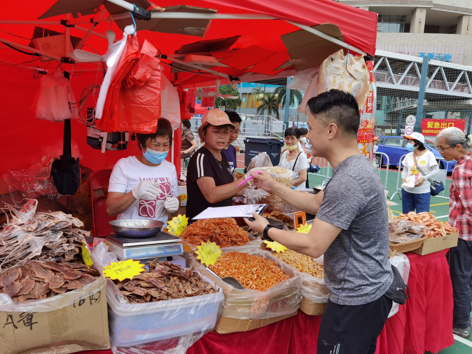 荃灣中心社區主任曾大向參展攤位宣傳及尋求簽名支持。(受訪者提供)