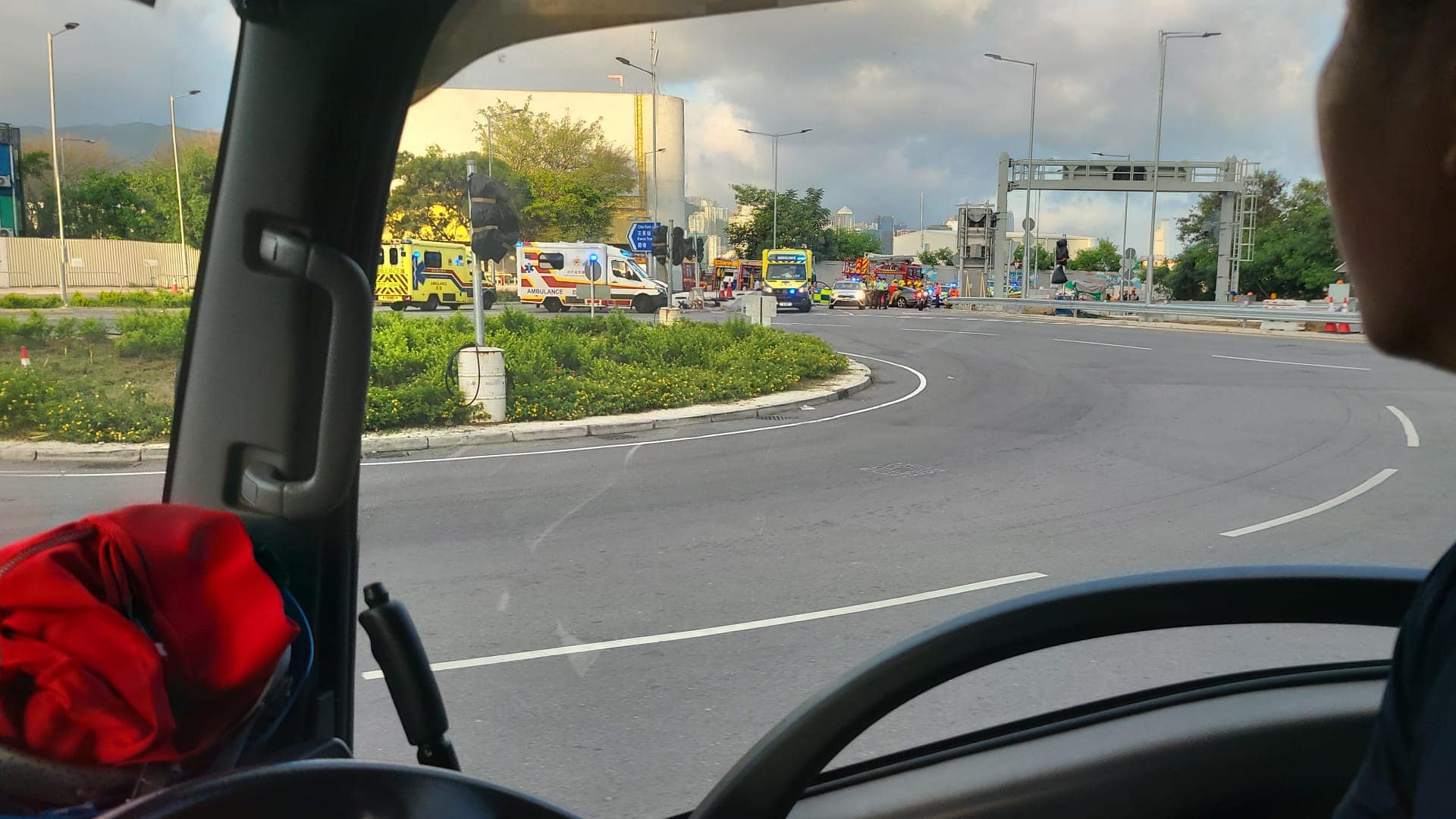 油塘將藍隧道口私家車撞壆釀5傷 現場交通受阻 - 香港 - 大公文匯網