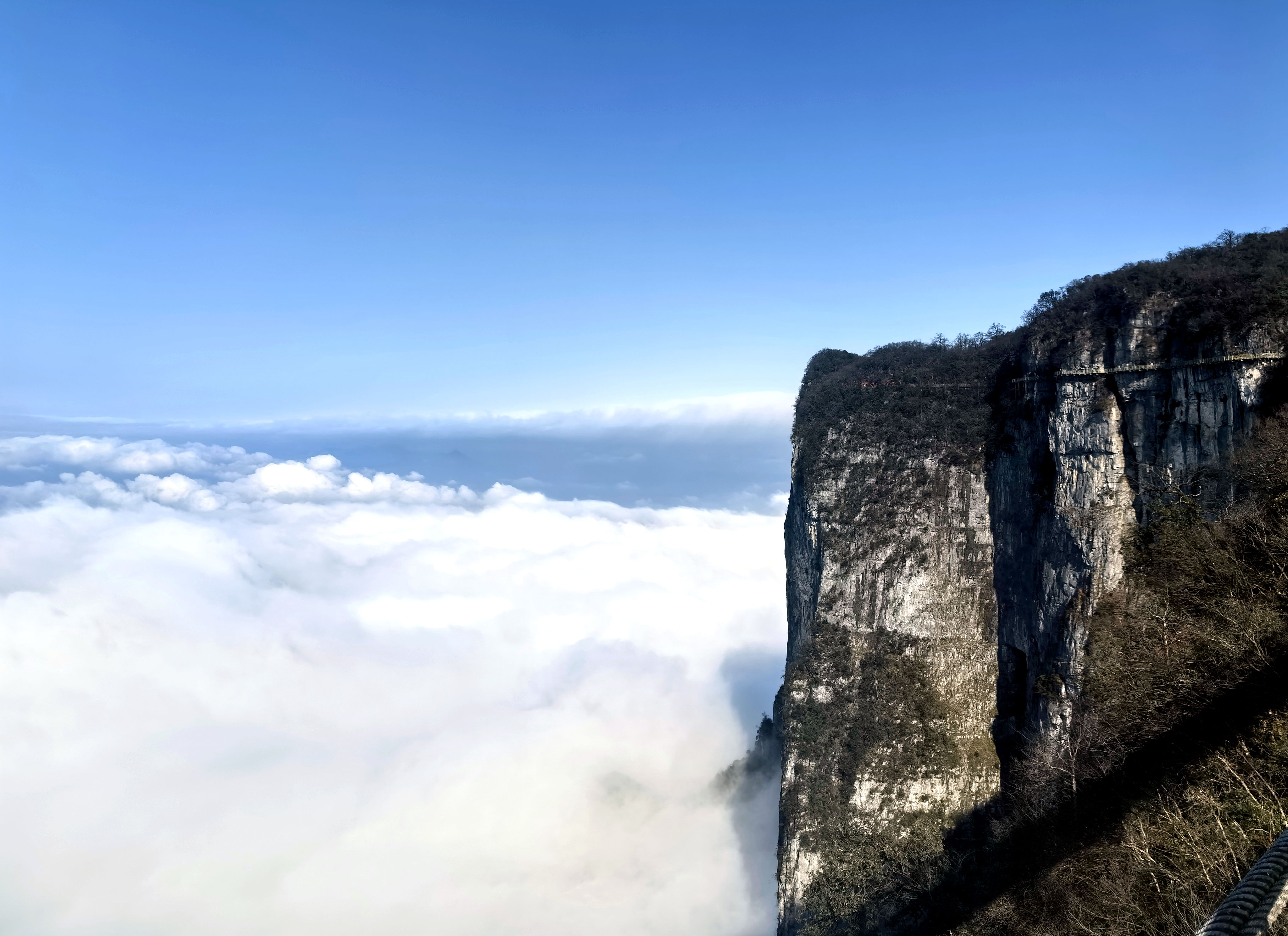 （大公文匯網記者 姚進）近日，湖南氣溫驟降，12日，張家界天門山出現雲海奇觀。記者登上天門山，只見潔白的雲海浮動半山之上，又如波濤隨風翻湧。天門山主峰雄偉的身姿聳立雲端，周邊山巒時隱時現，時而躲入雲中，時而露出蒼翠的真容，而天門山索道的轎箱破開雲霧，從容飛渡。眼前景象好像一幅寫意山水畫，讓人心曠神怡，又如進入仙境，不似人間。

在天門山上，遠道而來的遊客面對眼前奇景，都止不住驚呼陣陣，讚嘆連連，只有紛紛舉起手機，將這份天地間的奇絕美景定格收藏。