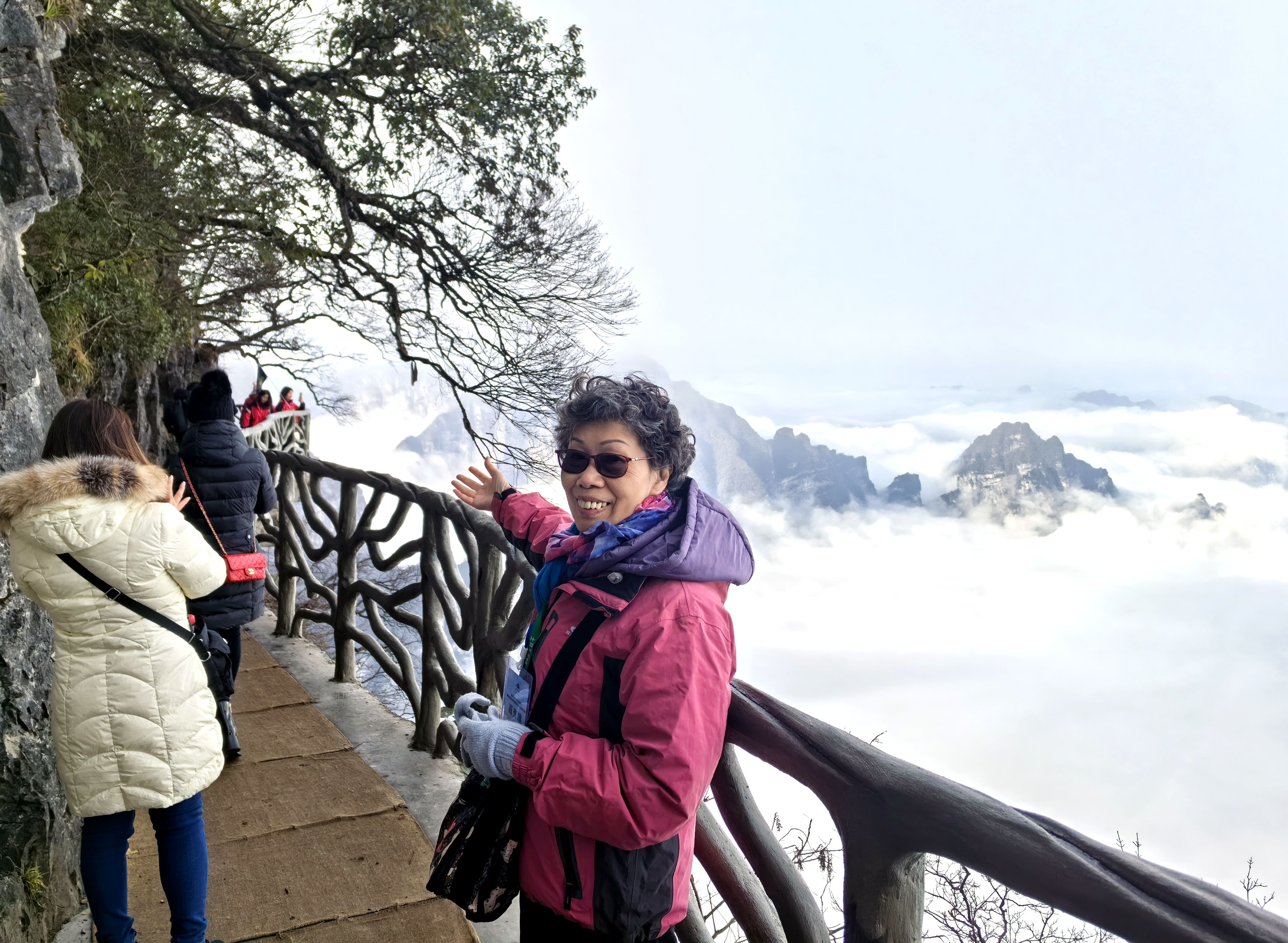 遊客打卡留影。（記者姚進 攝）