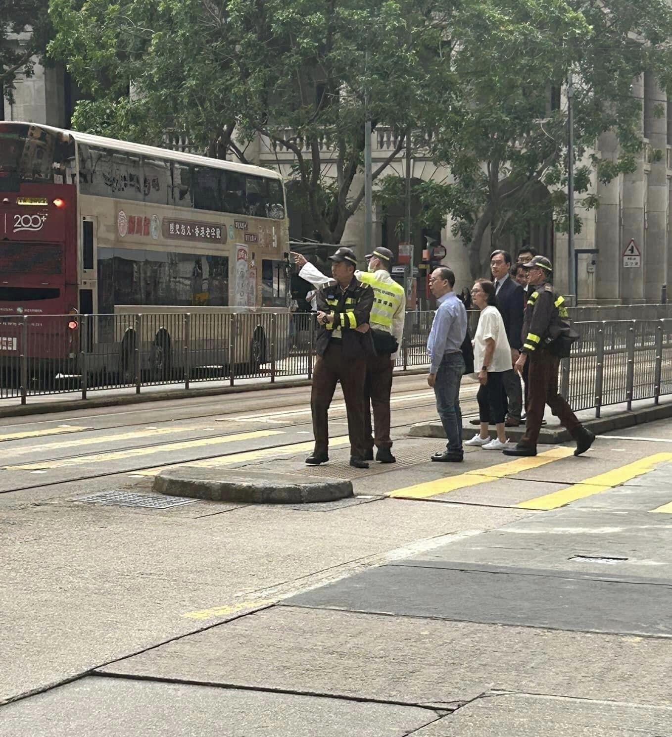 中環有警員執法疑似檢控市民亂過馬路- 香港- 大公文匯網