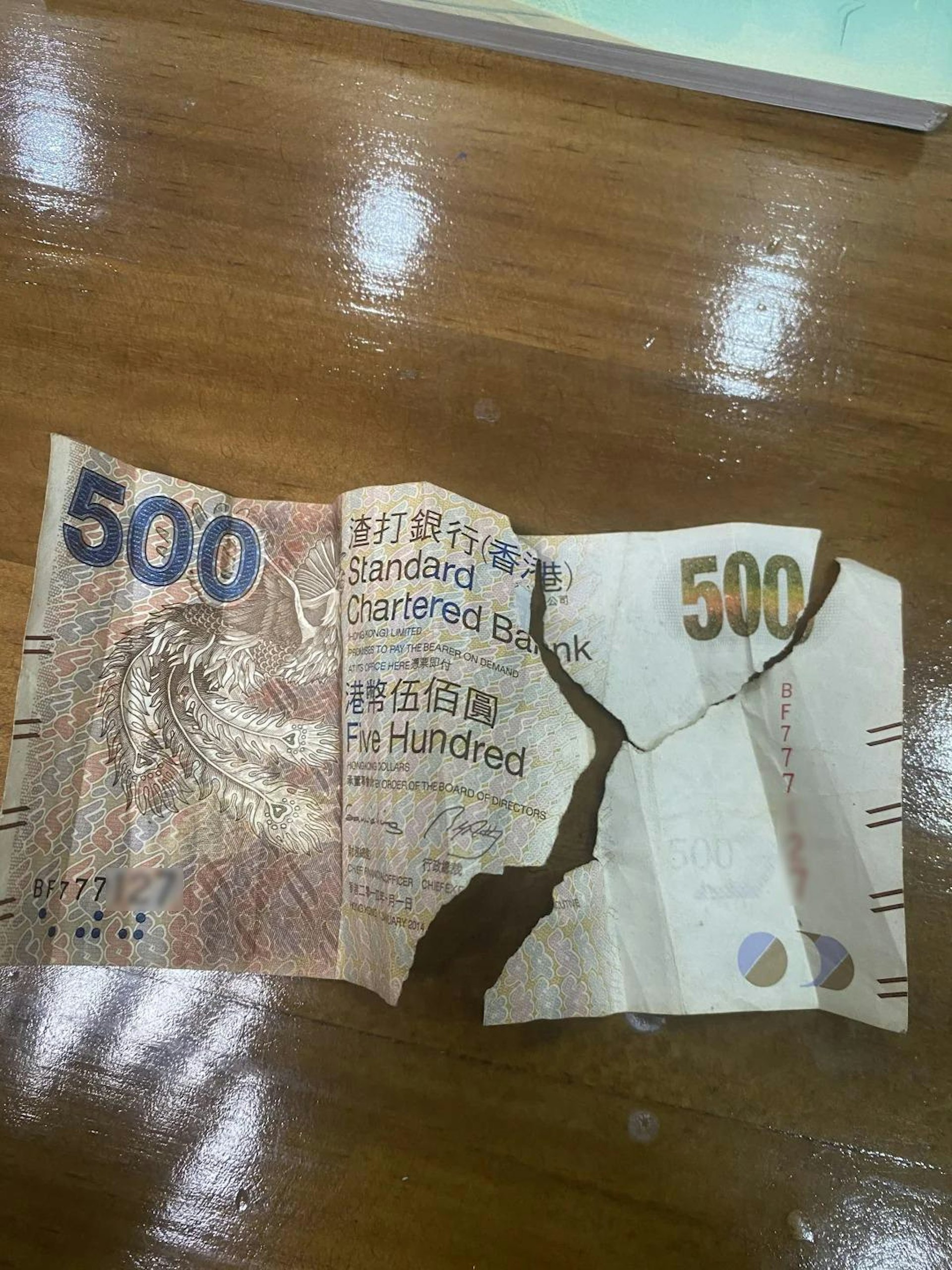 小紅書女發現十年前500元「碎鈔」 網民建議粘好更換- 香港- 大公文匯網