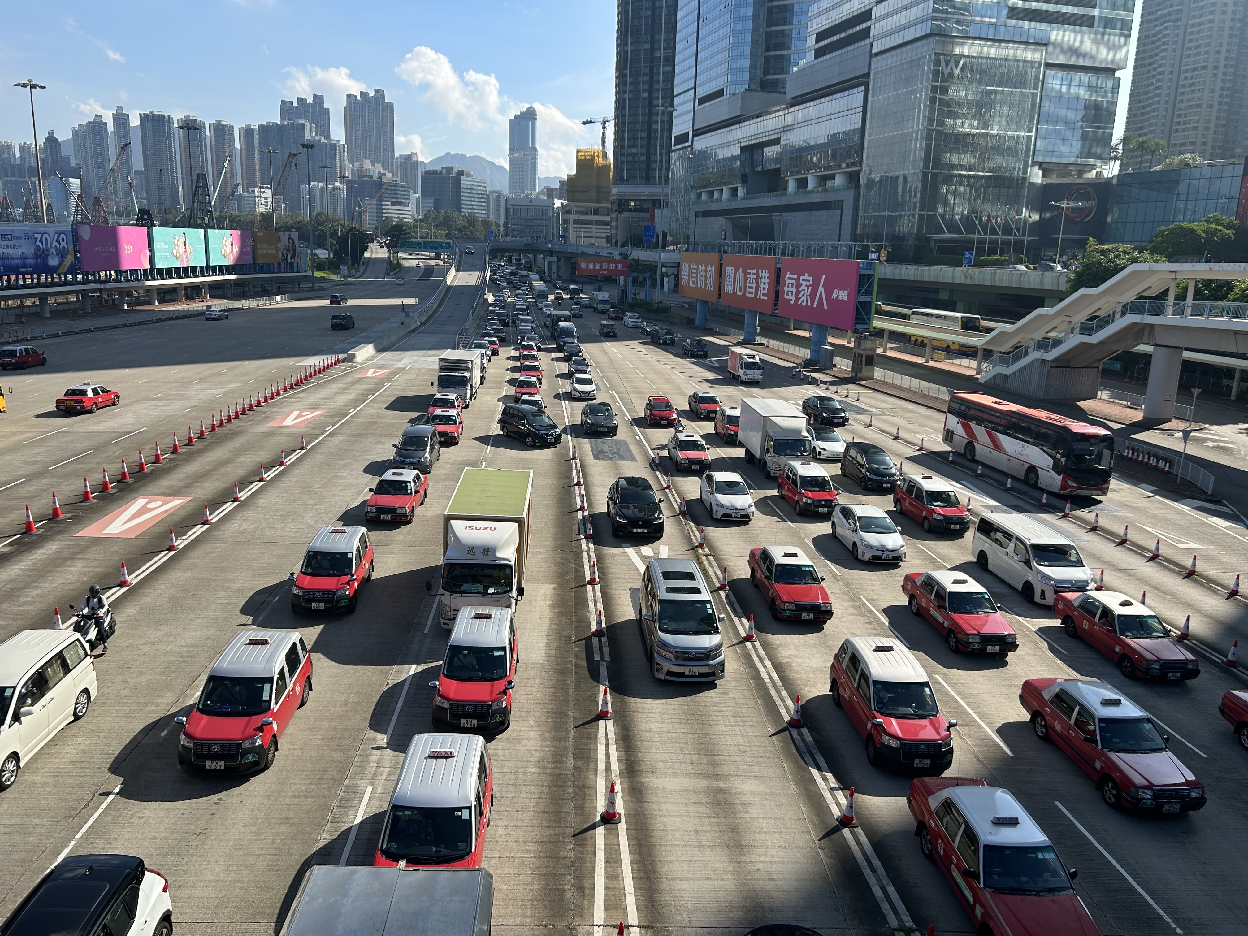 政府計劃今年在西隧、東隧及機場隧道合適路段重鋪路面