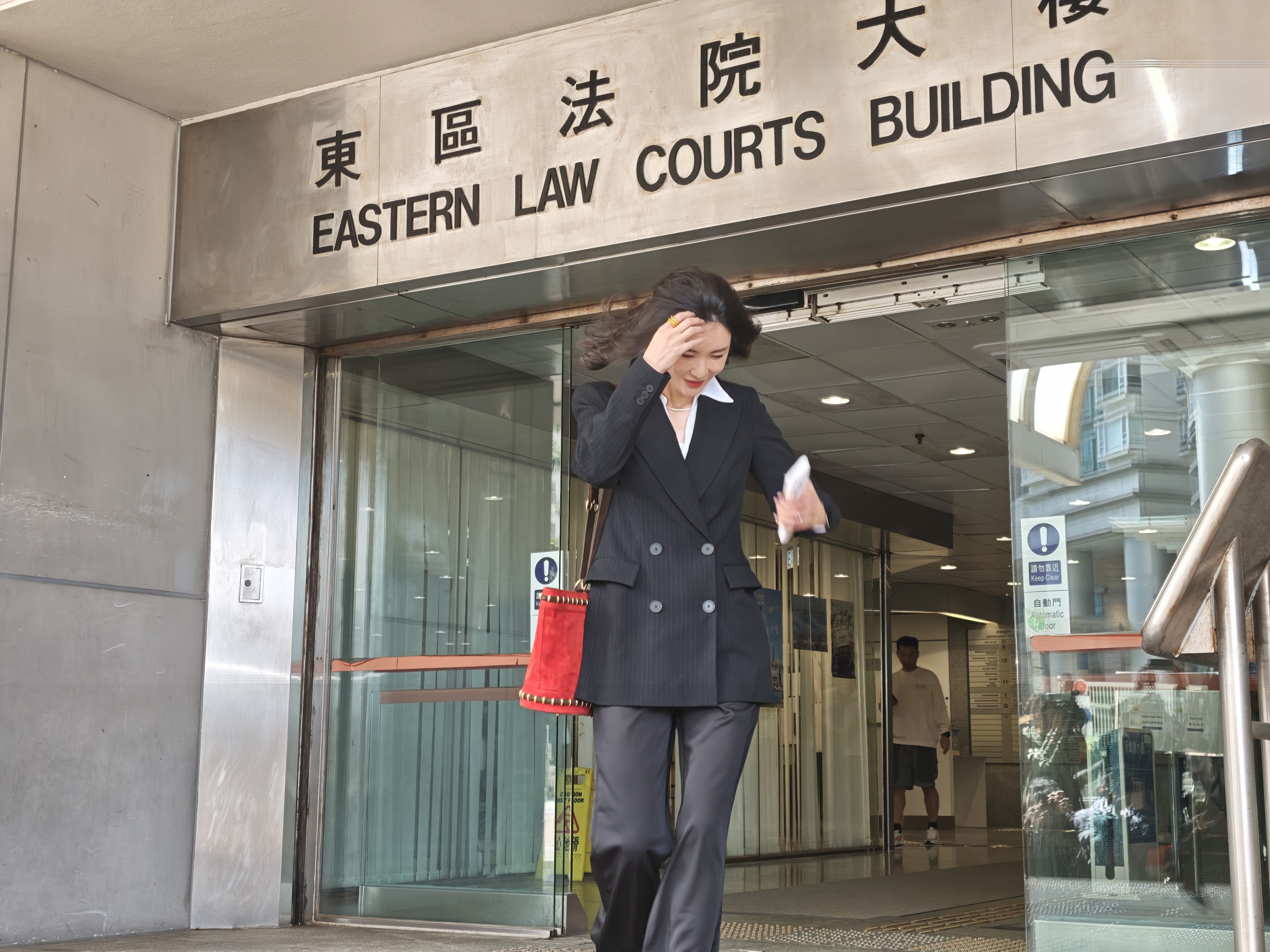 有片）JPEX案｜林作由警車押送往東區法院提堂女友裕美現身- 香港- 大公文匯網