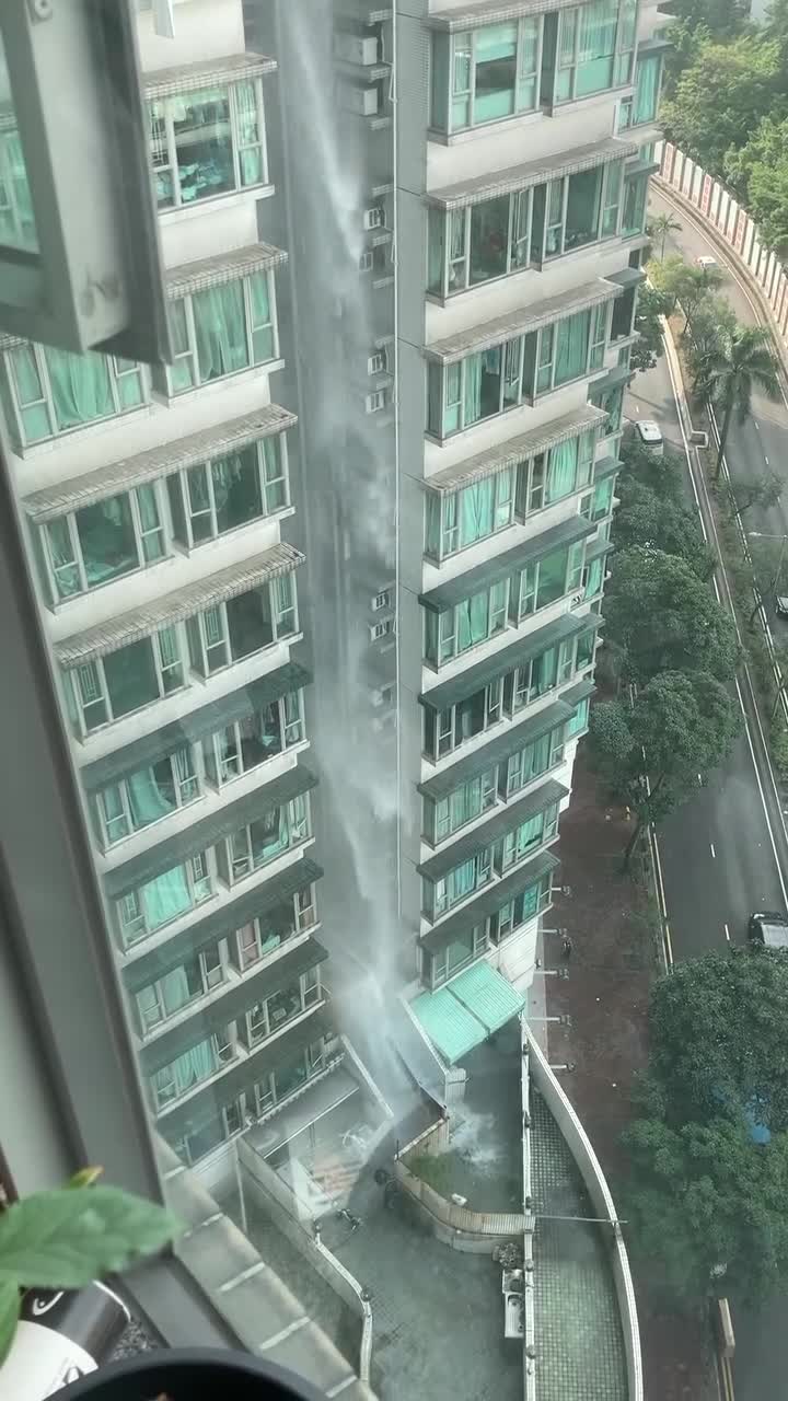 有片）提早洗邋遢？大角咀屋苑爆水管瀑布直瀉平台變泳池- 香港- 大公文匯網