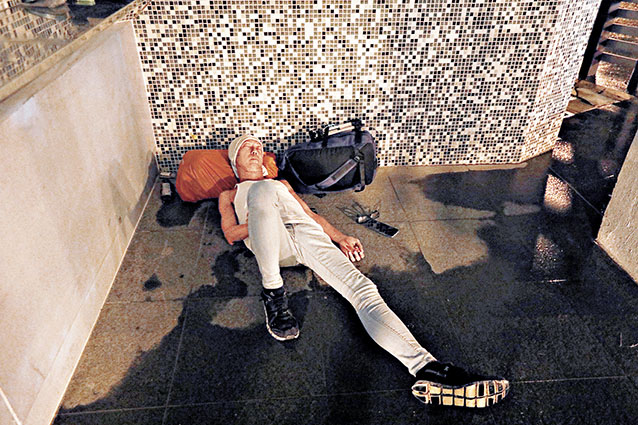 ■犀利哥在維園涼亭的角落裏席地而眠，「凍就用睡袋，熱就除衫。」