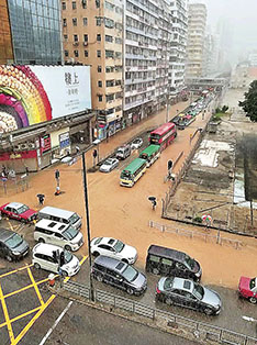 ■亞皆老街洗衣街十字路口積滿黃泥水，現場大塞車。 網上圖片