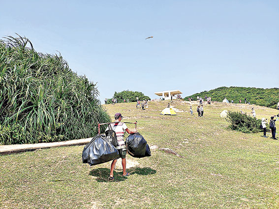■牛叔要用擔挑來回把垃圾抬走。 網上圖片