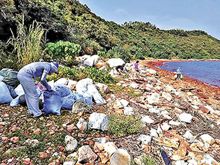 ■熱心市民在船灣淡水湖一帶清理垃圾。 網上圖片
