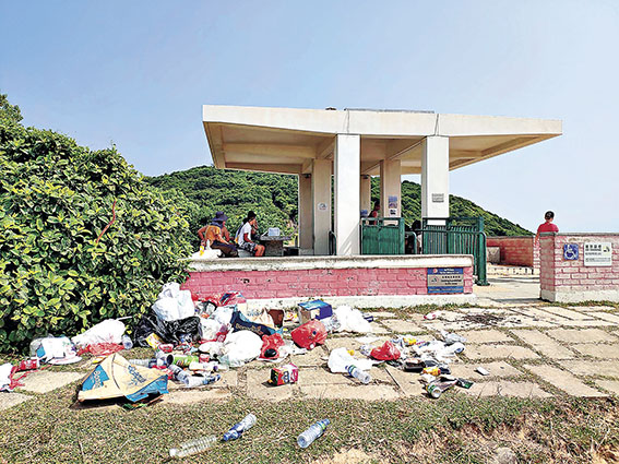 ■布滿垃圾的塔門觀景亭。 網上圖片