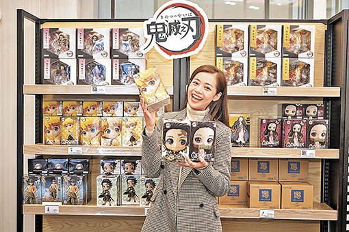 ■多款人偶令人愛不釋手。