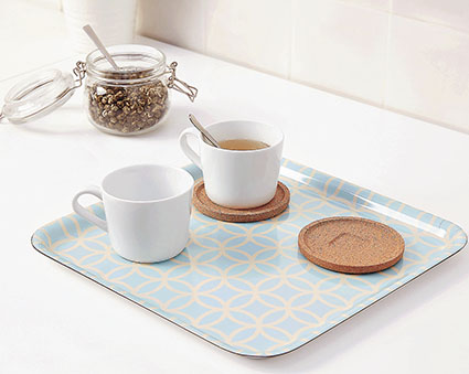 ■湖水綠色的托盤和餐具非常雅緻。