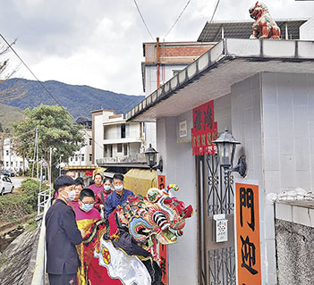 ■敲鑼打鼓的「舞麒麟」隊伍到村內每家每戶拜年 。
