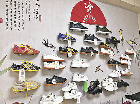 ■冷先鋒設計了不同類型的武術鞋及制服鞋。