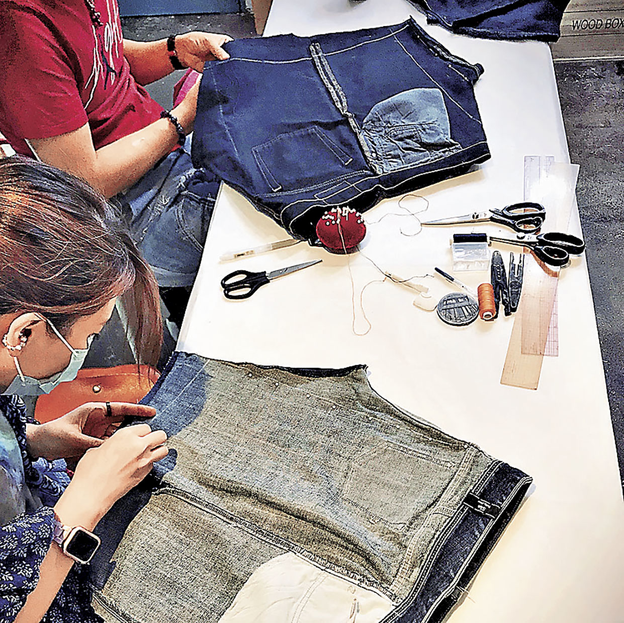 ■學員正在改造牛仔褲。