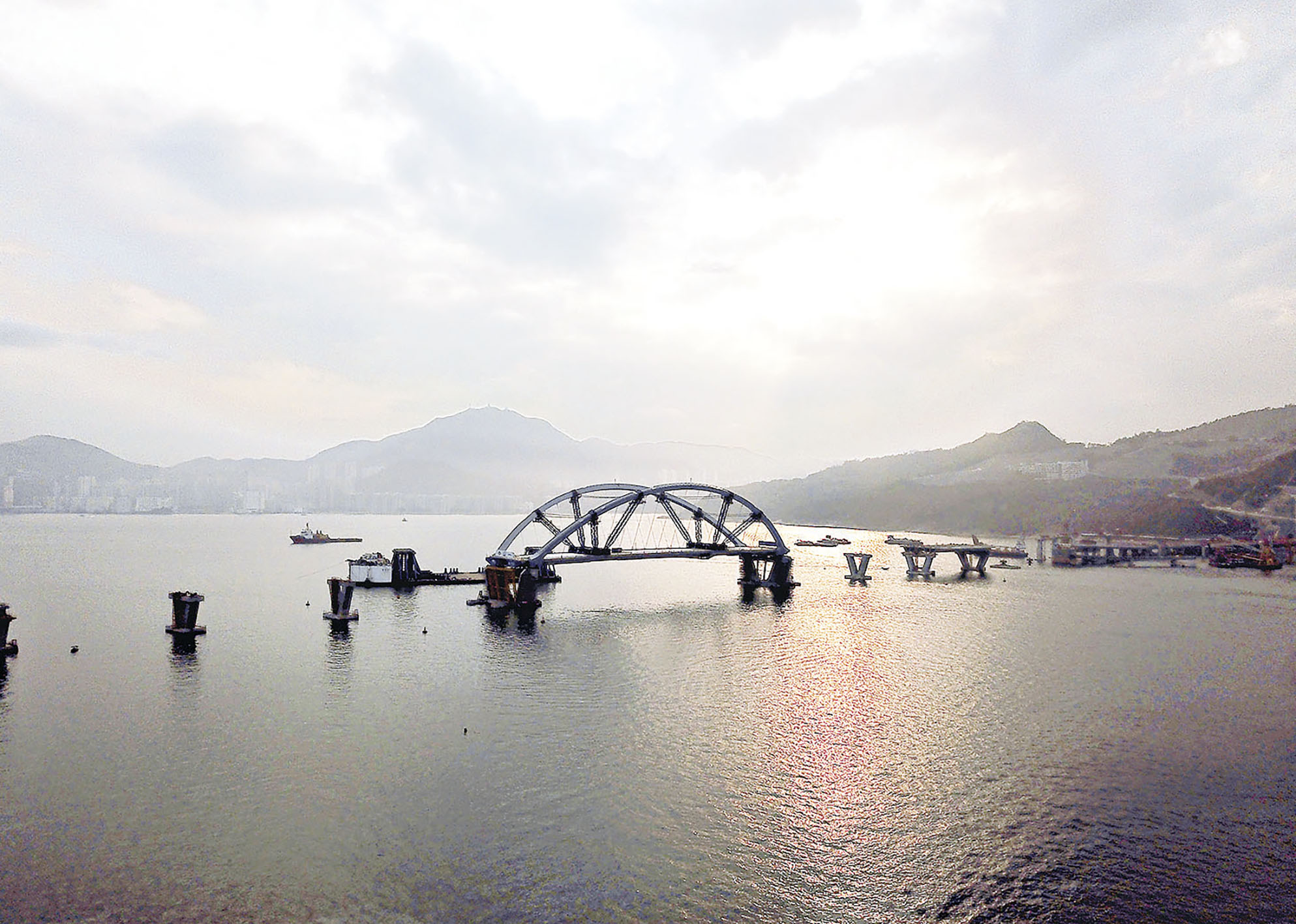 ■香港將軍澳大橋主橋安裝成功。