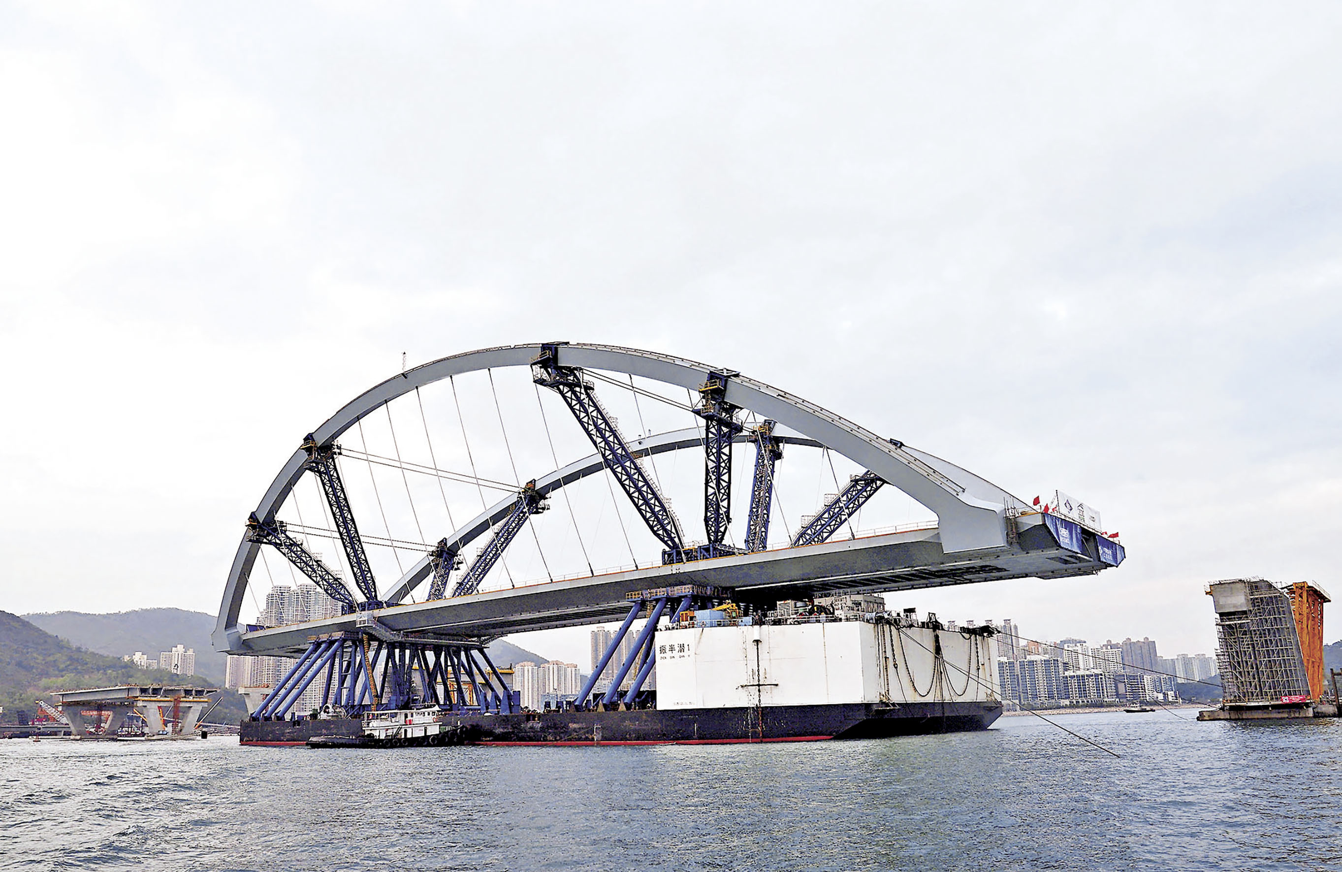 ■準備安裝的香港將軍澳大橋主橋。