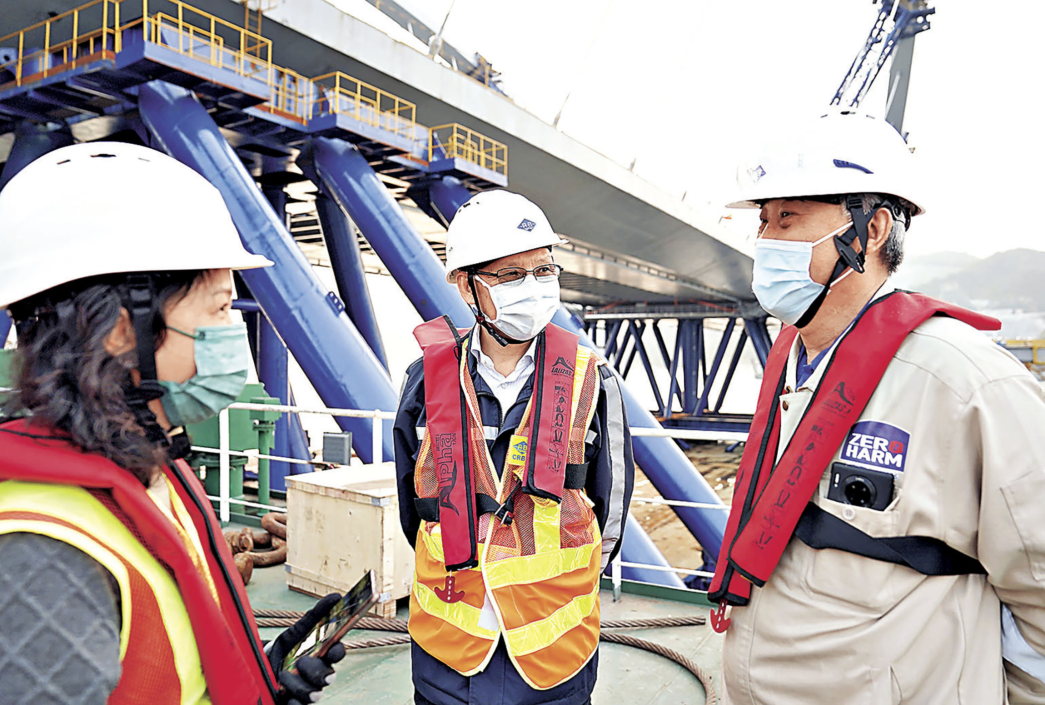 ■中國路橋工程有限公司董事、項目總指揮闞軍（中）和上海振華海洋工程服務有限公司的姚正華總監（右）。