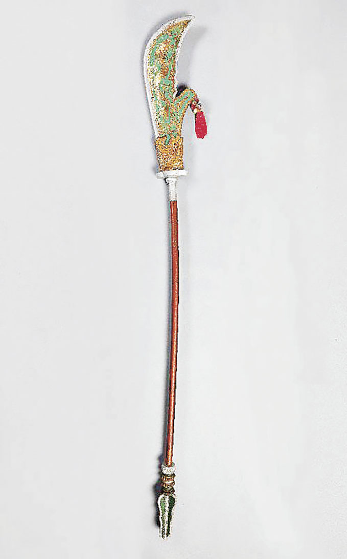 ■關德興飾演關公時所使用的道具青龍偃月刀。 （由關漢泉捐贈）