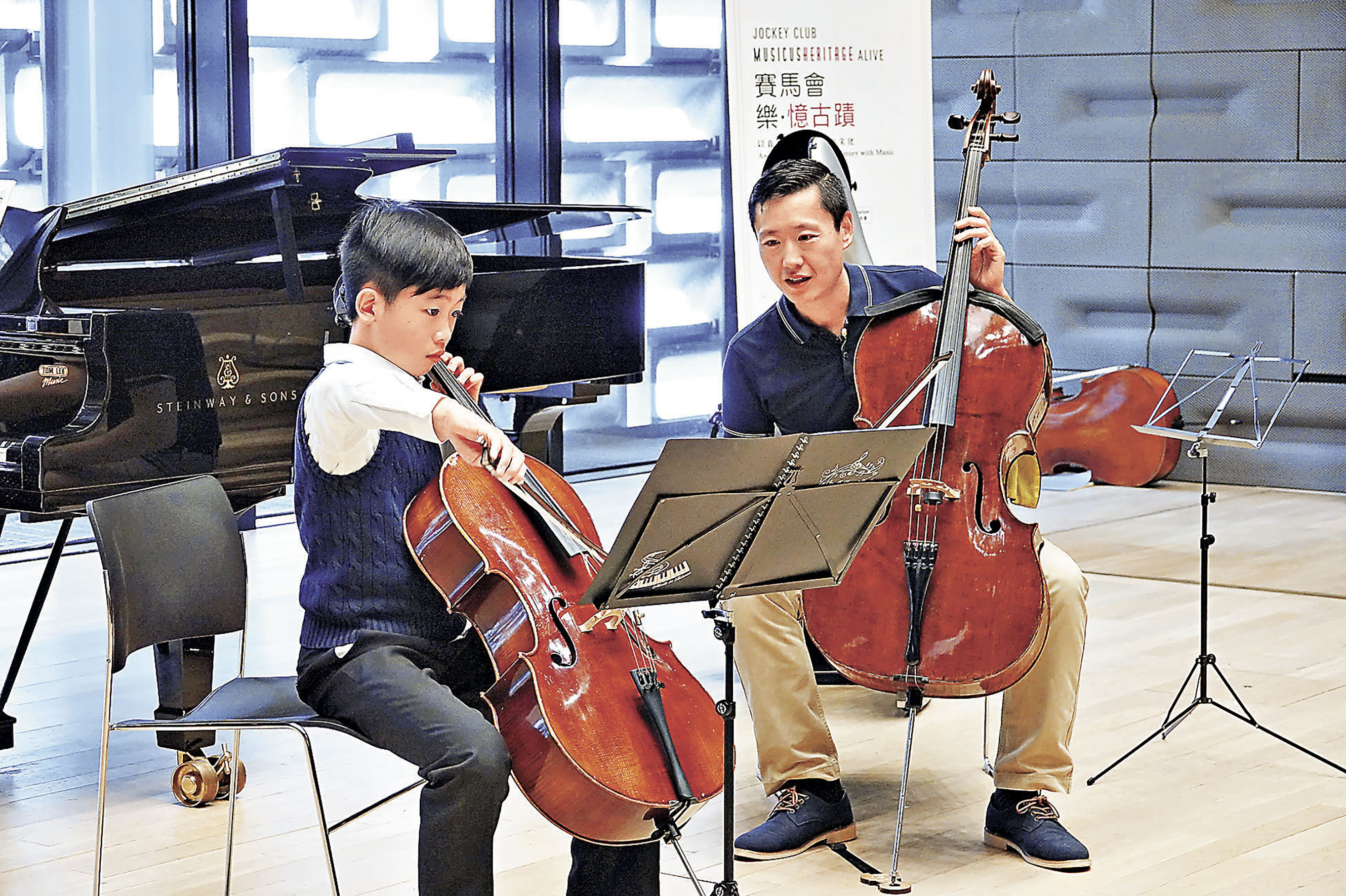 ■李垂誼（右）大提琴大師班指導青年樂手。