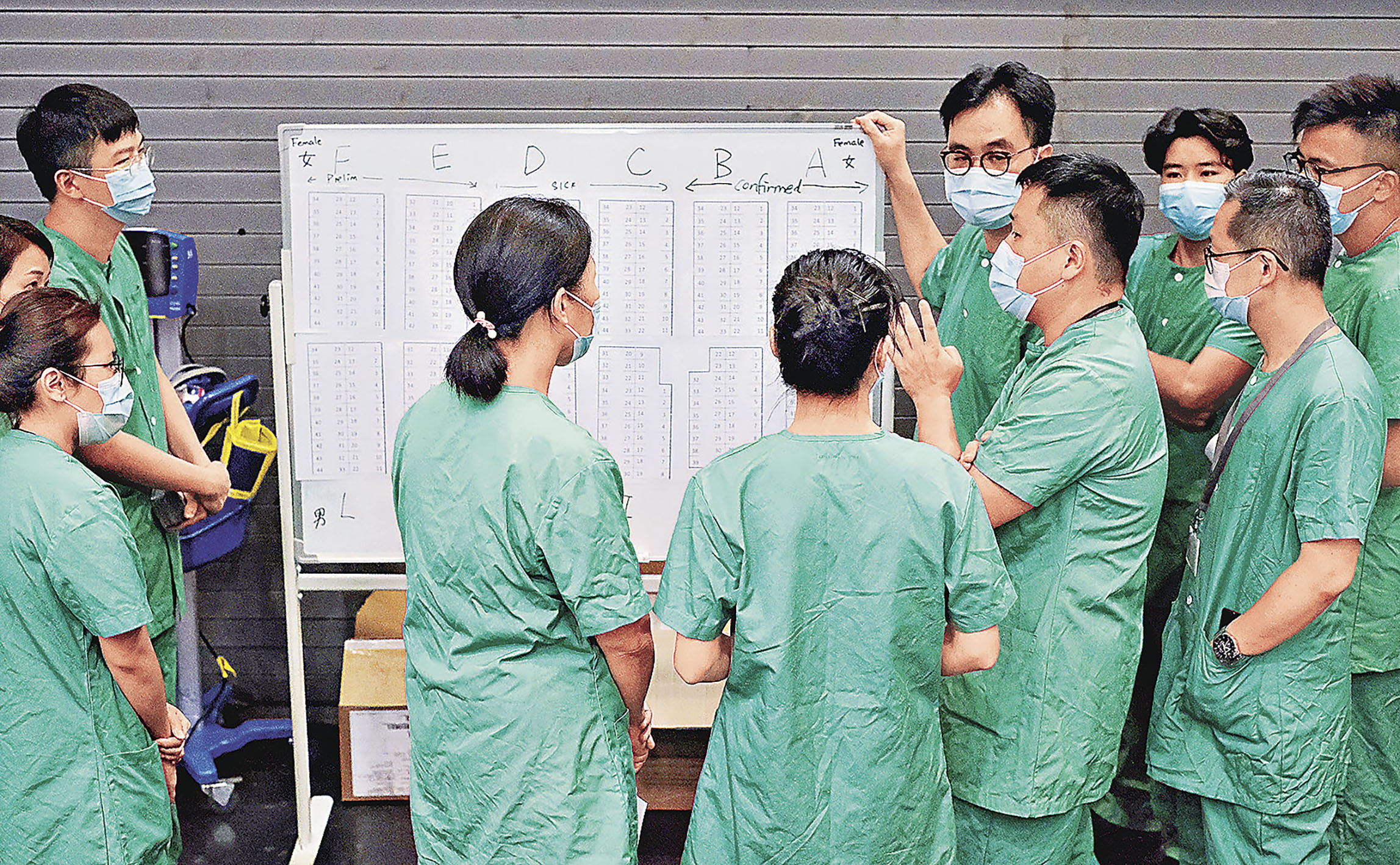 ■醫護人員攜手抗疫。