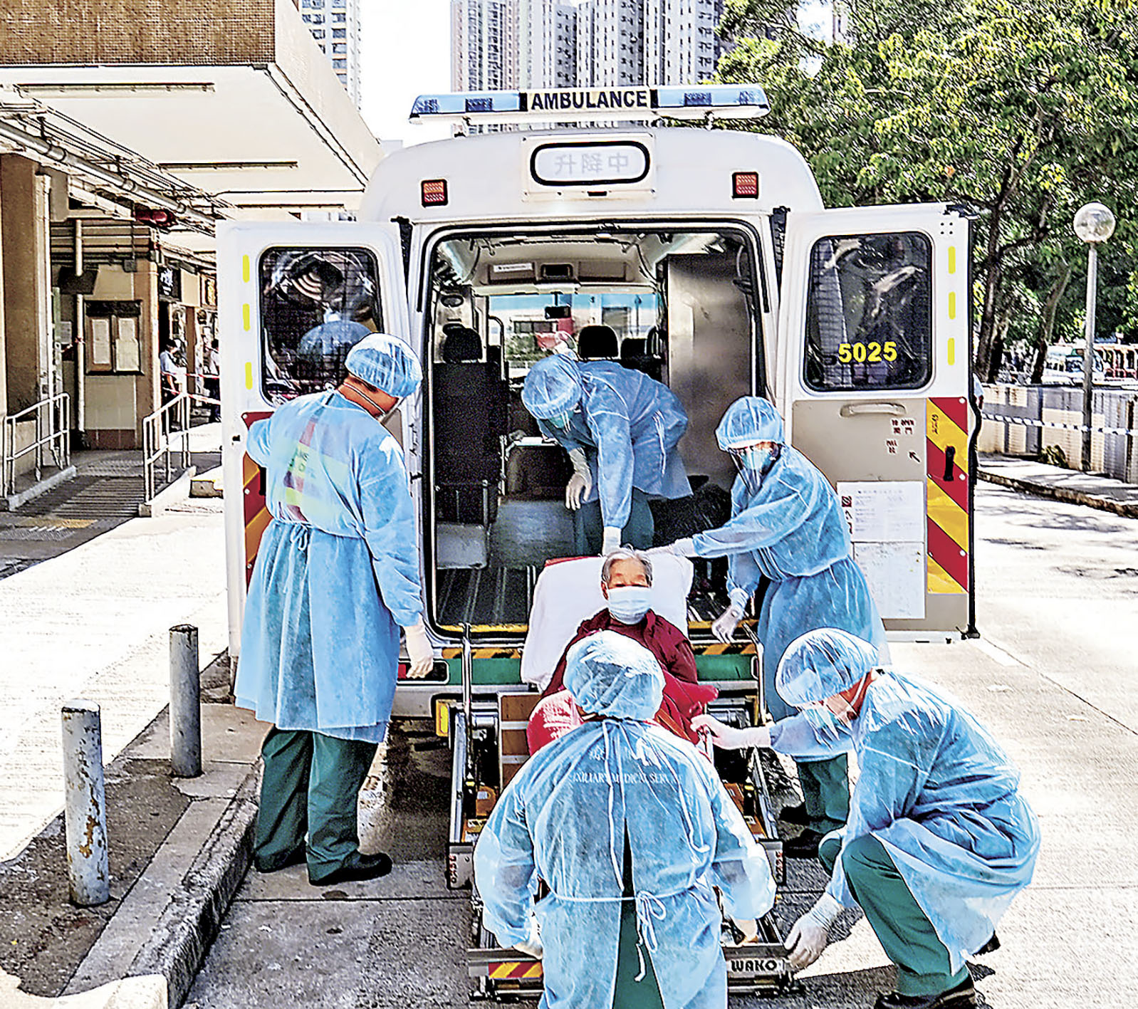 ■醫護人員需要身穿防護裝備進行長時間工作。