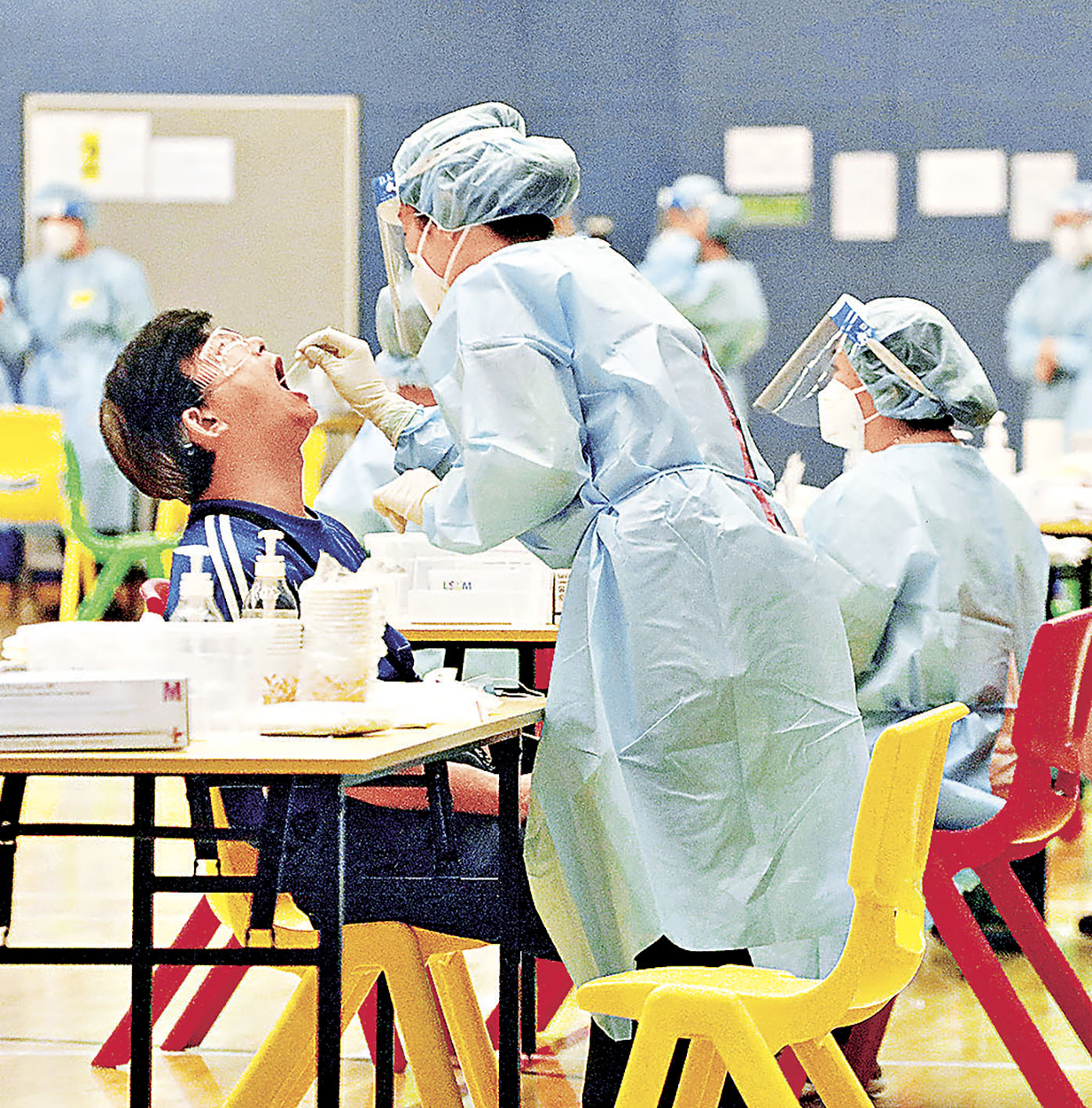 ■醫護人員為市民採樣。