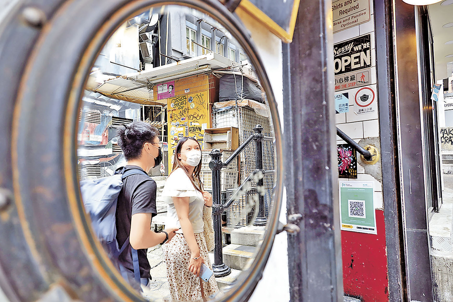 ■市民遊石板街。