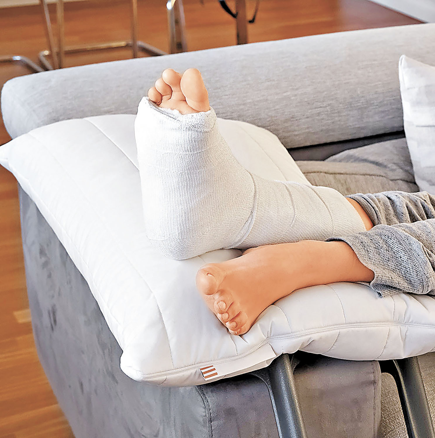 ■用枕頭抬高踝關節，利用重力與淋巴系統的引流來消腫。