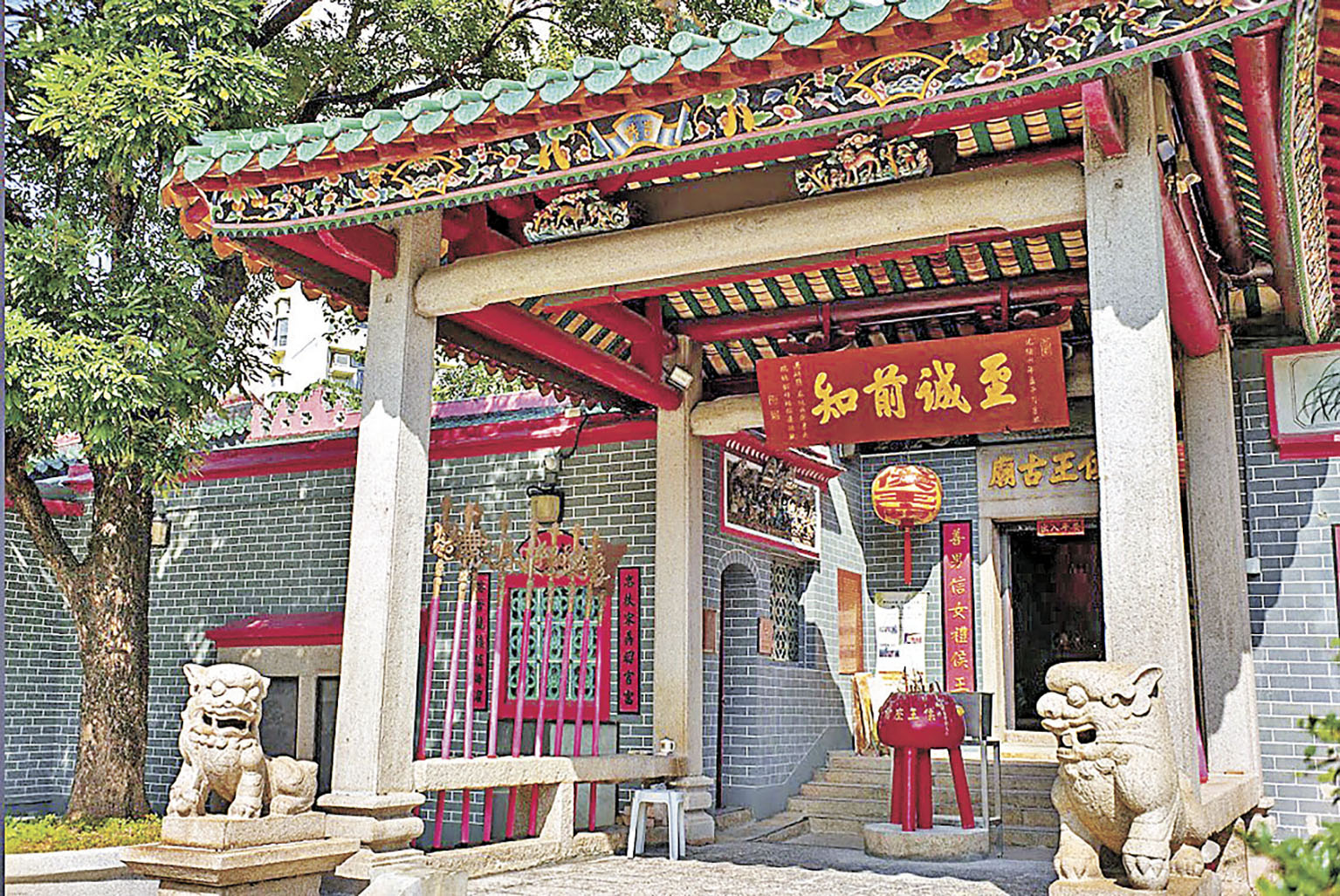 ■不少人慕名來古廟祈福。