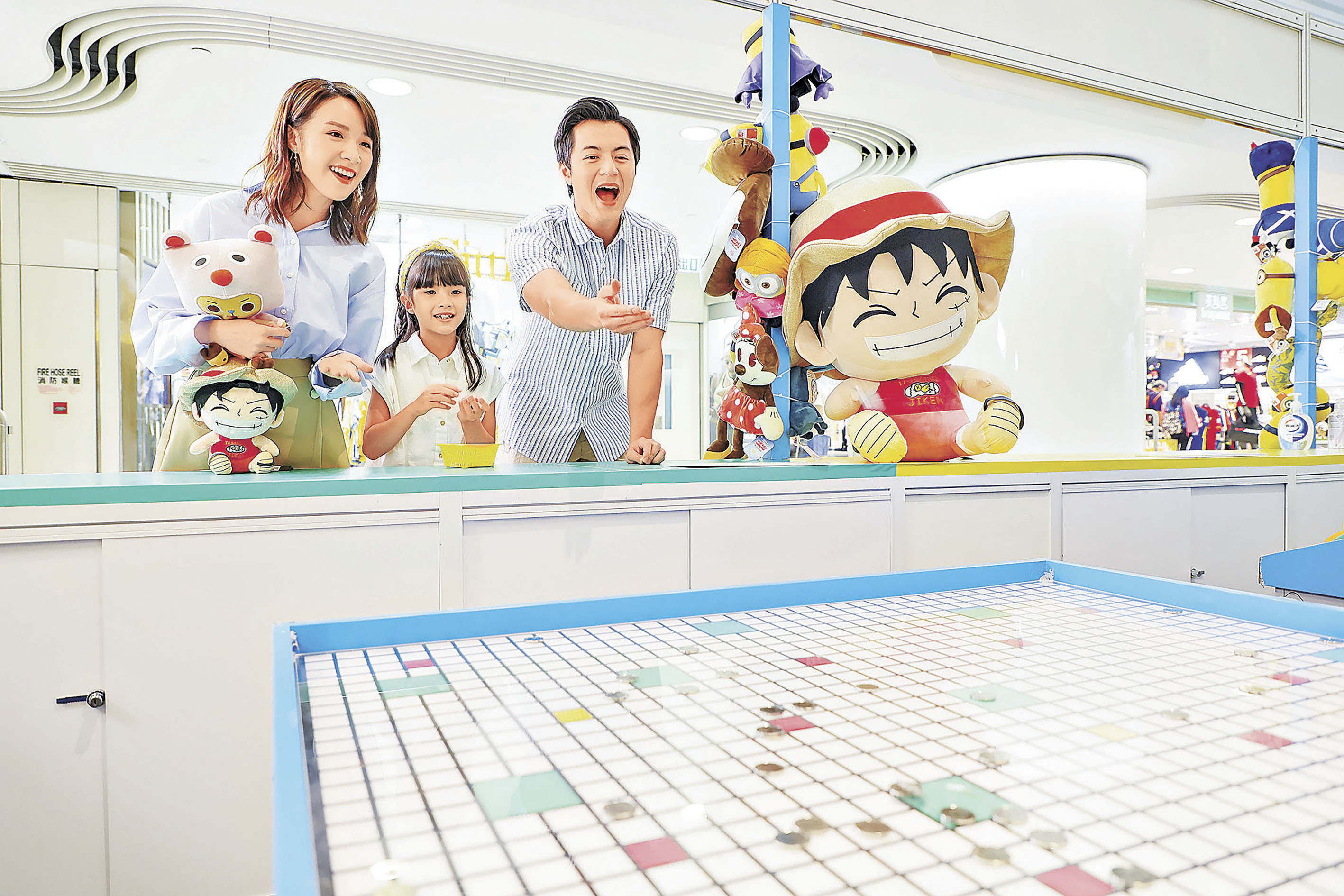■歡樂彩虹磚攤位遊戲，大獎可贏得1米高OnePiece公仔！