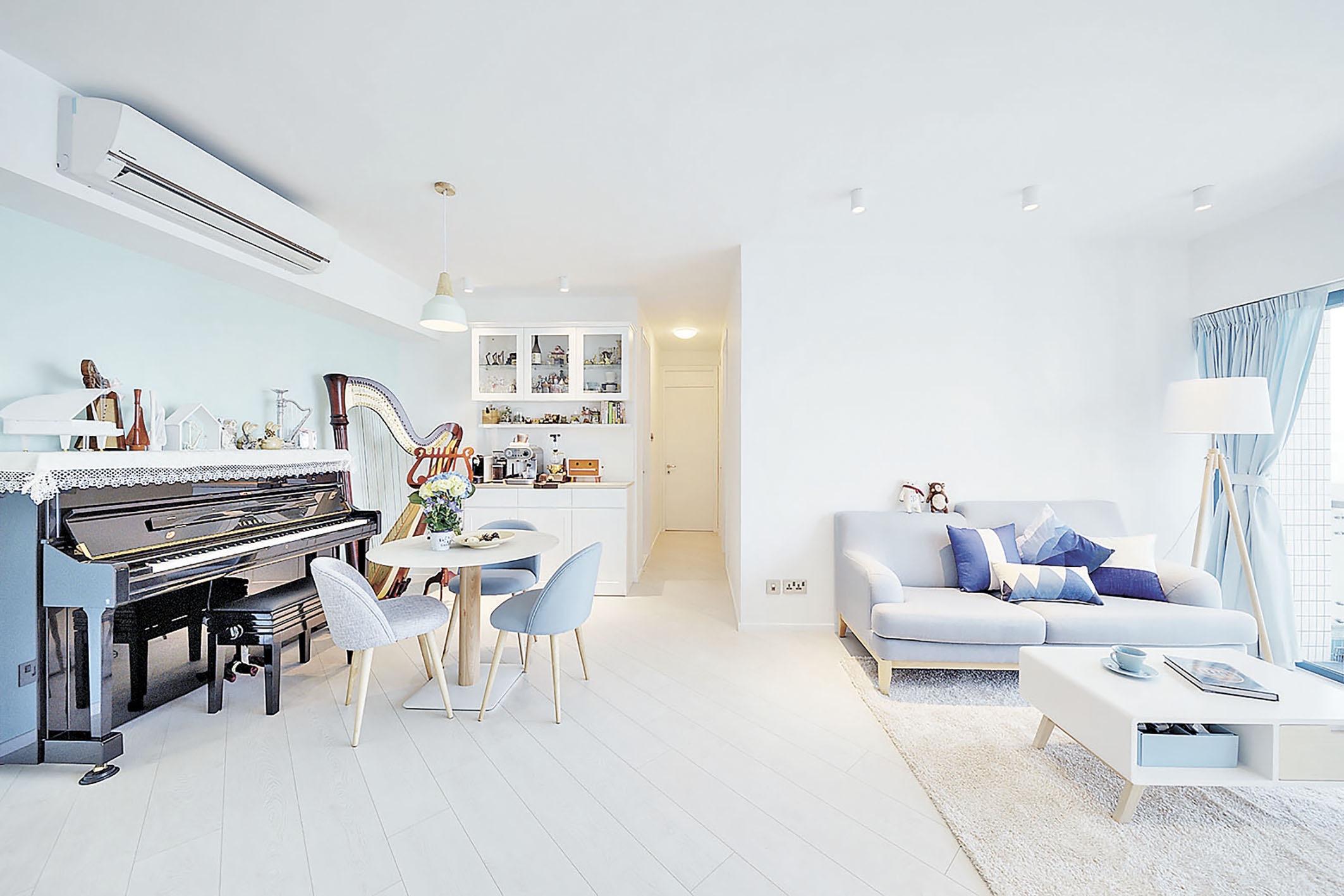 ■客廳設計藍與白的色調，充滿希臘風情。
