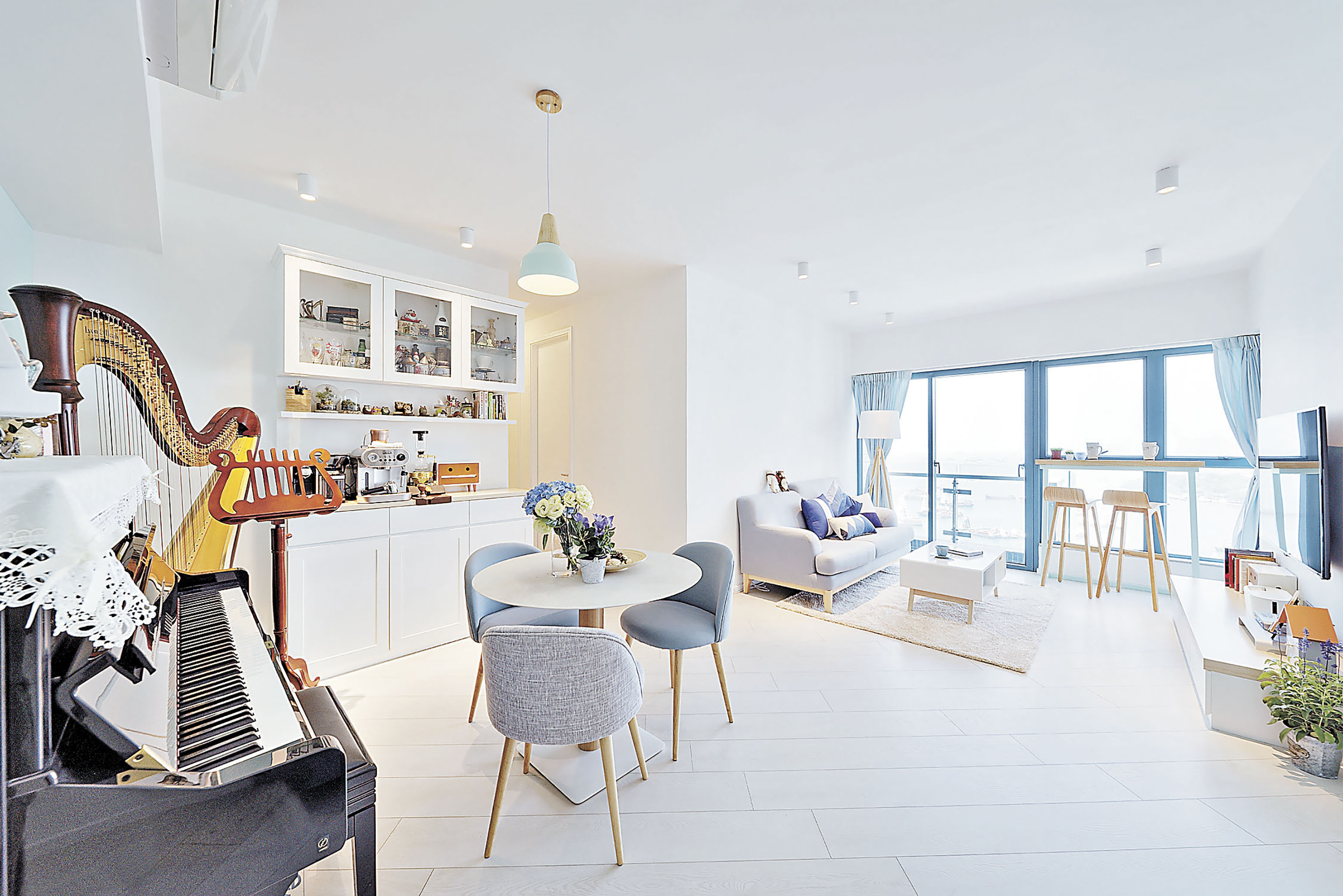 ■客廳採用藍色的窗簾布，色調襯到絕。