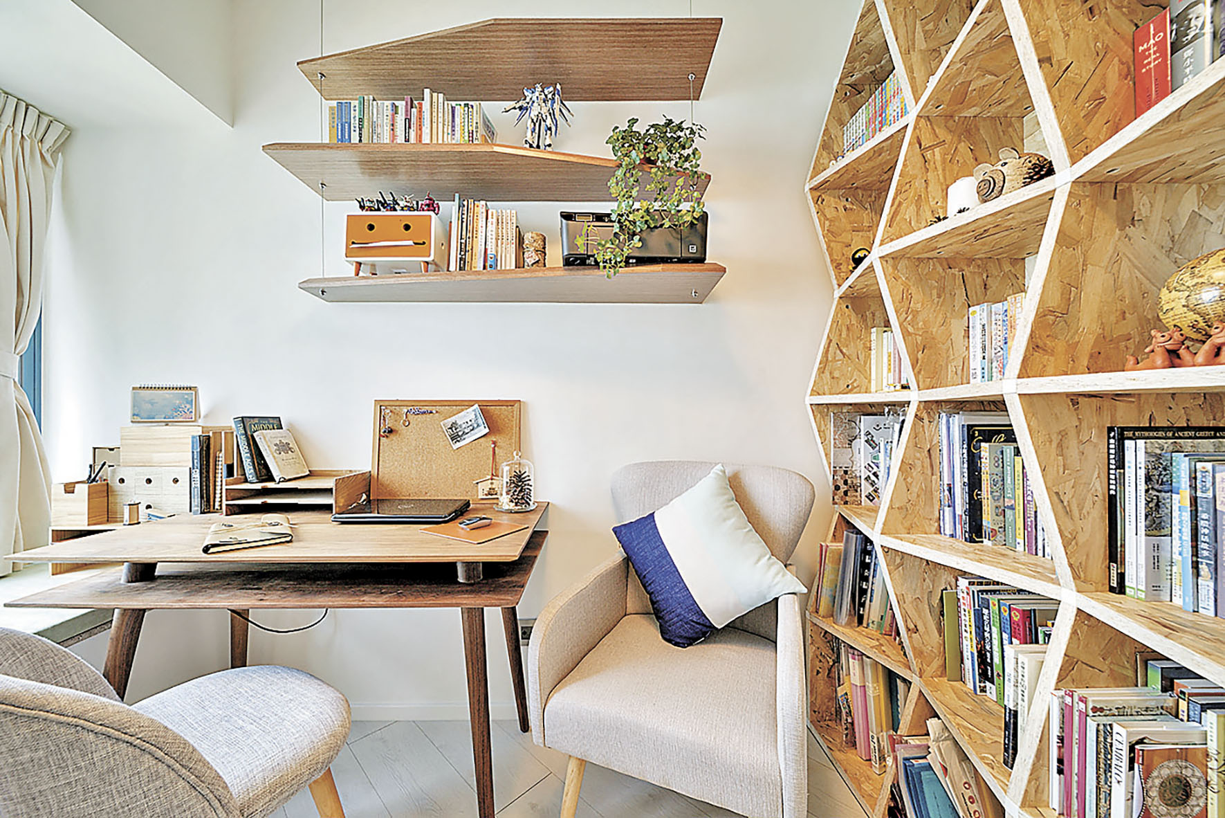 ■書房設計獨特，配以特色書櫃。