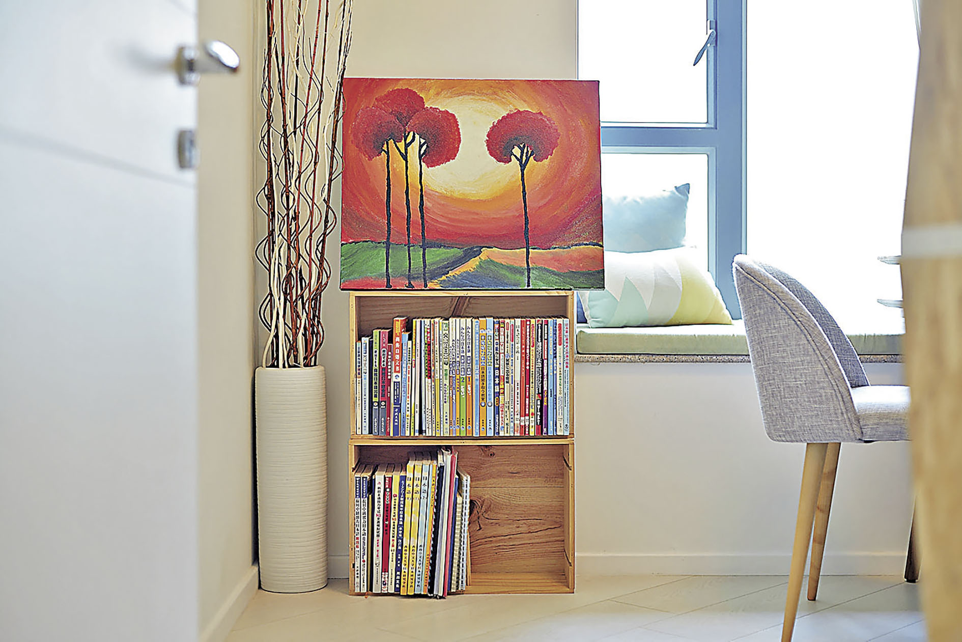 ■書房一角擺放落地花瓶，旁邊小書架添上一幅小畫作，巧妙的配搭。