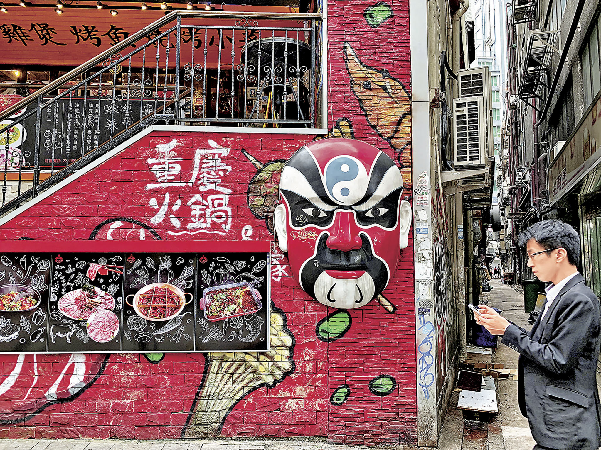 ■一家火鍋店外的塗鴉作品，顏色鮮艷搶眼，恍如另類廣告。（Tsim Sha Tsui  尖沙咀）