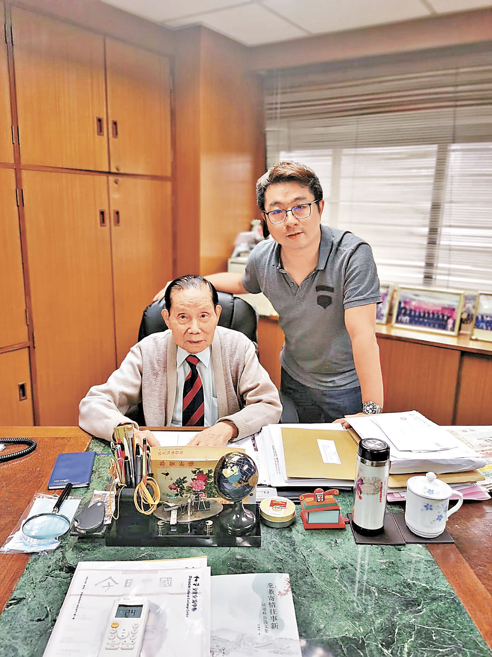 ■李歡（前者）雖然年屆93歲，但每周仍堅持上班3天，與孫仔李志峰（後者）兩代合作無間。