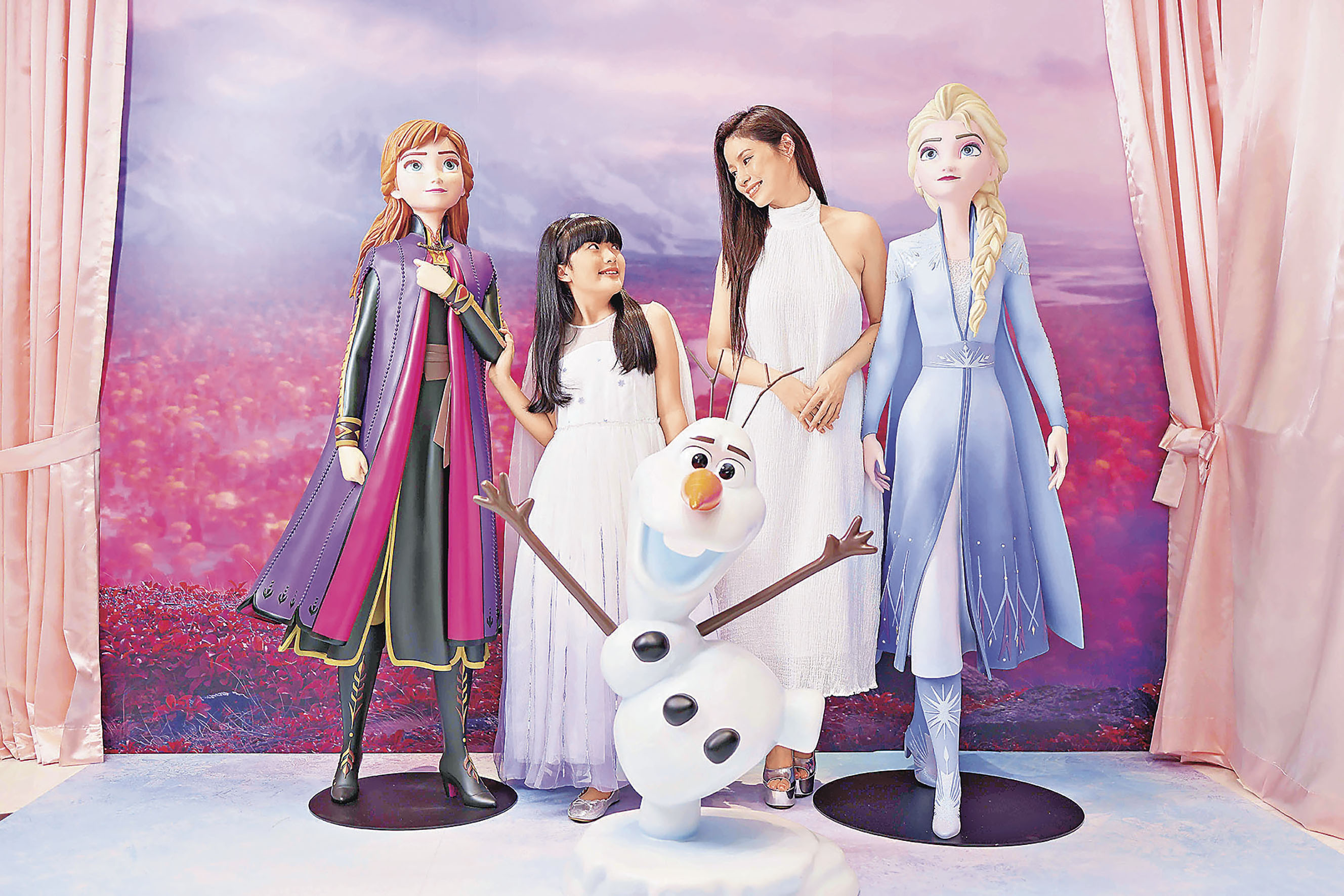 ■Elsa（右）是小朋友的偶像。