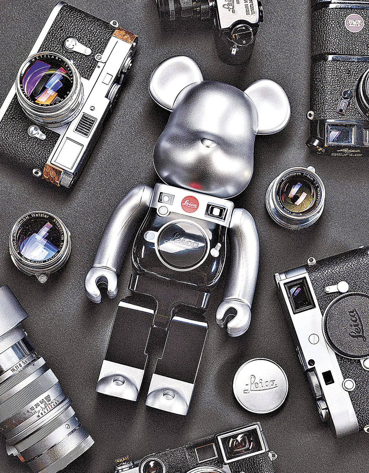 ■LEICA x MEDICOM TOY BE@RBRICK 「M」黑銀配色與徠卡M系列外形相呼應。