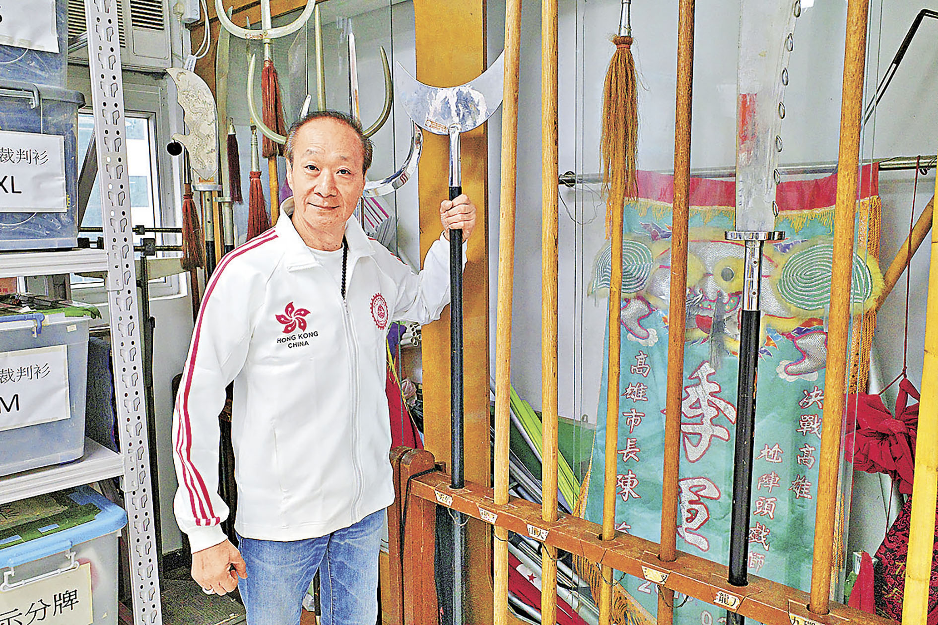 ■江沛偉展示傳統國術兵器。