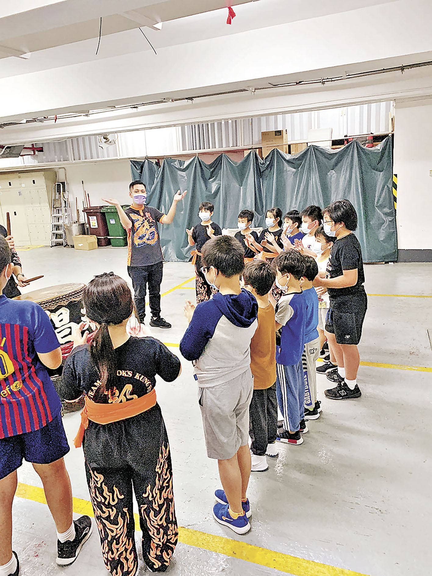 ■少兒國術舞獅班的小朋友學習打鈸。