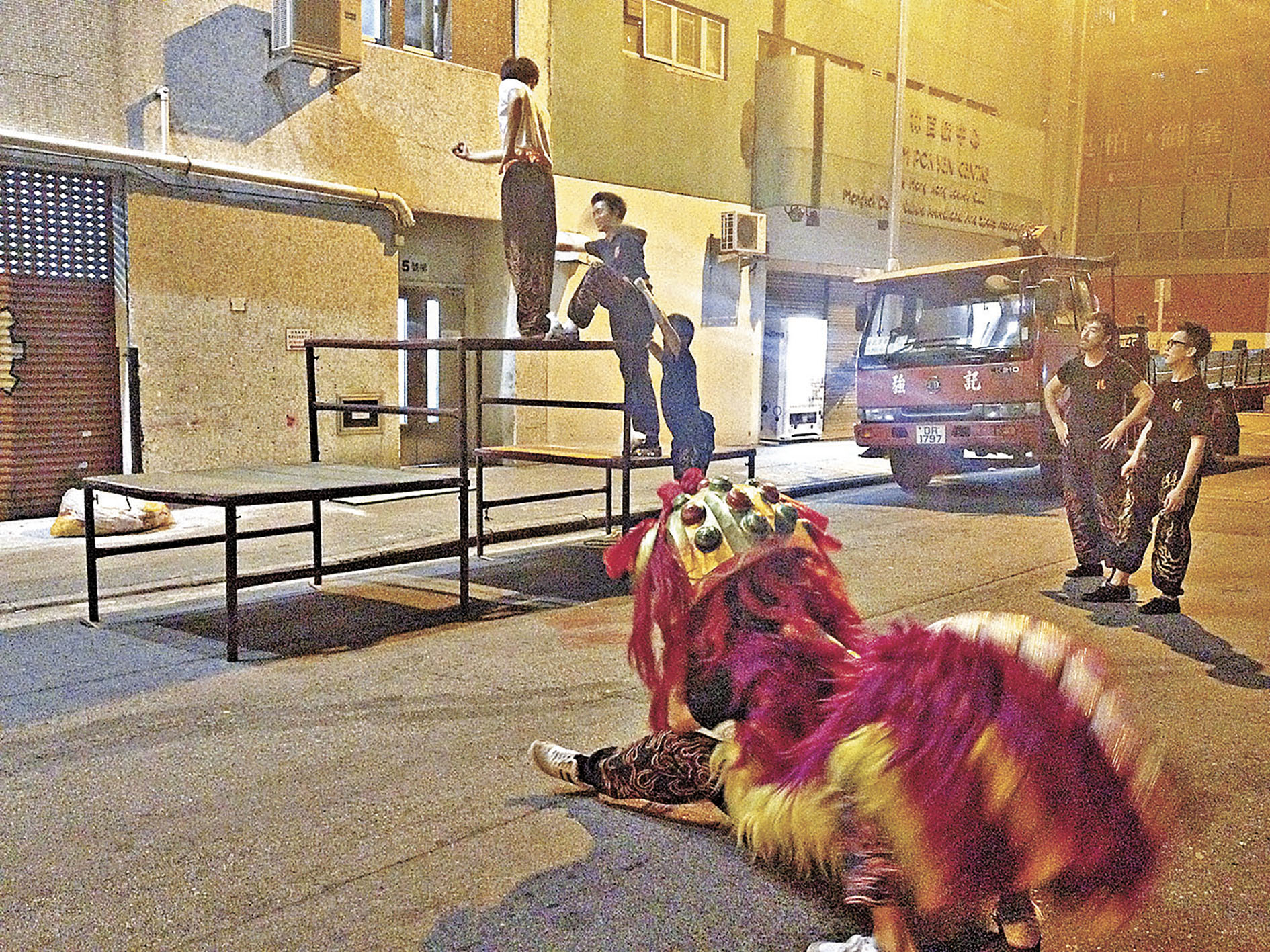 ■由於場地匱乏，郭師傅的獅隊在街邊搭建簡陋場地訓練。